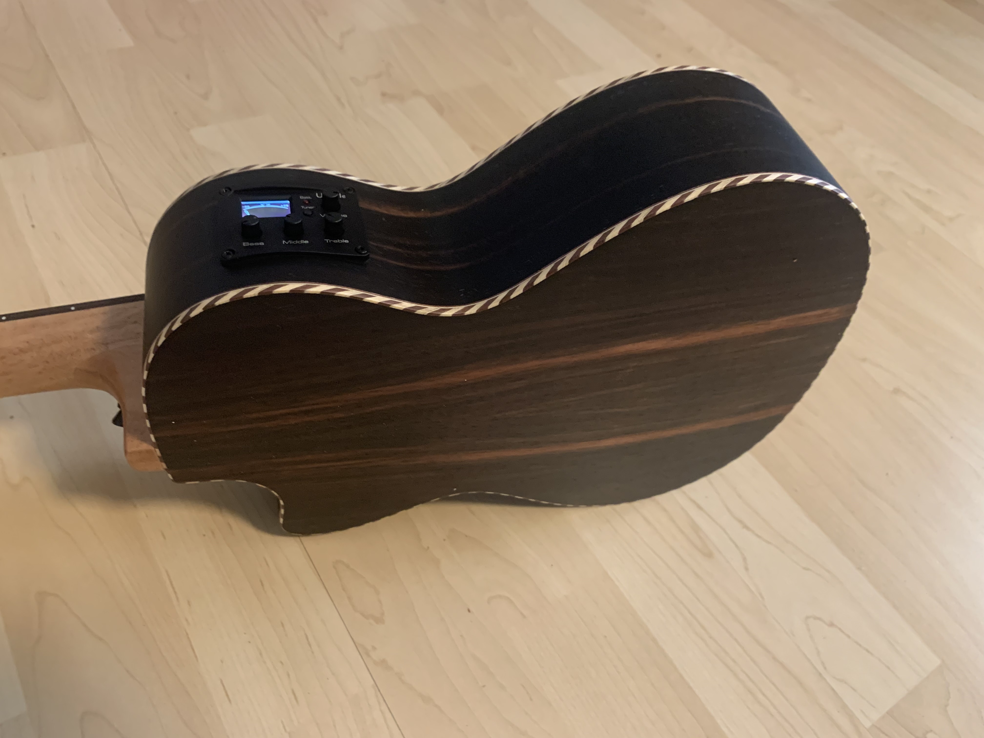 Koki`o Ebenholz Tenor Ukulele mit Tonabnehmer/Stimmgerät + Gigbag