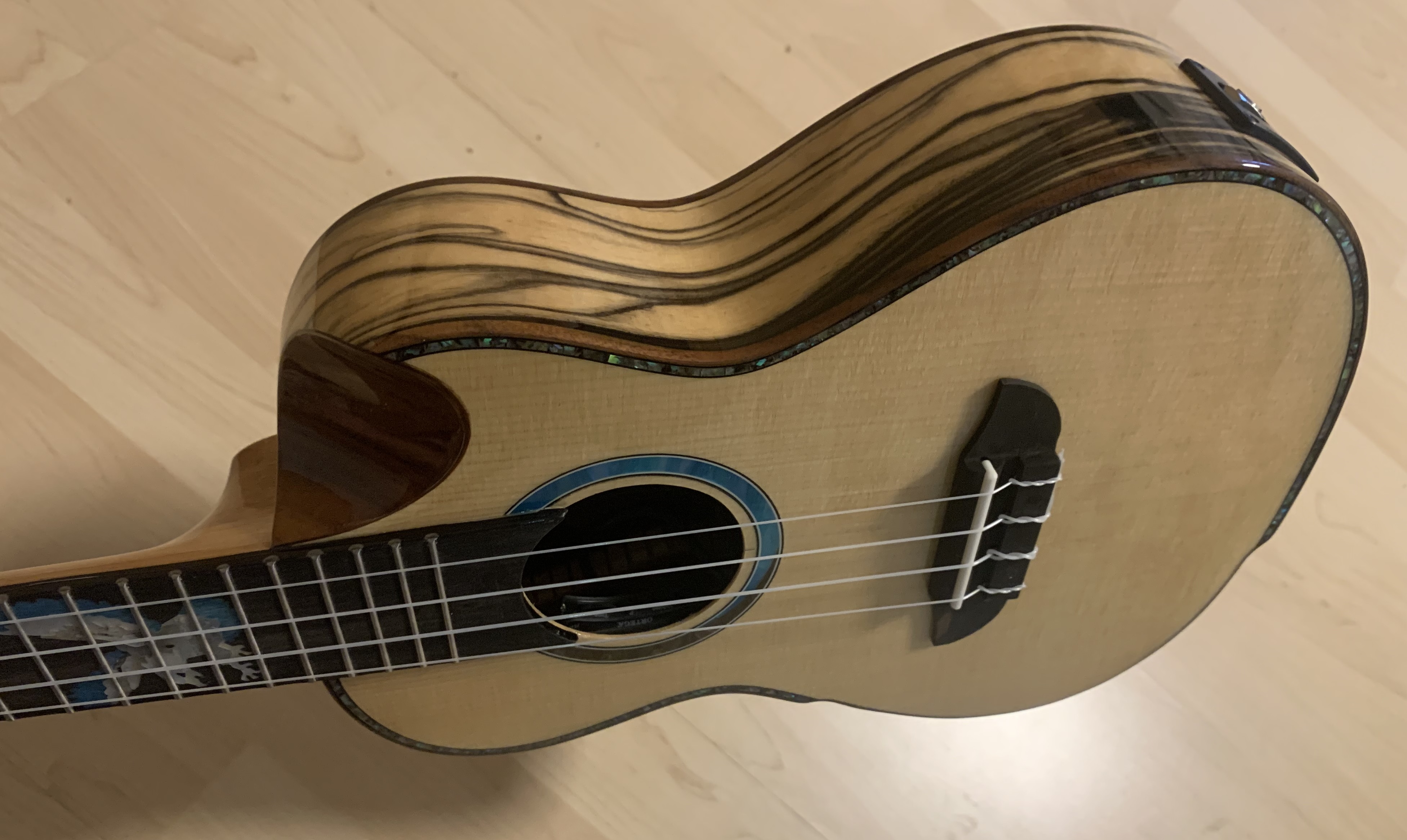 Ortega Konzert Ukulele EAGLESUITE mit Elite Gigbag UVP: 429.90 Euro SP: 299.--Euro