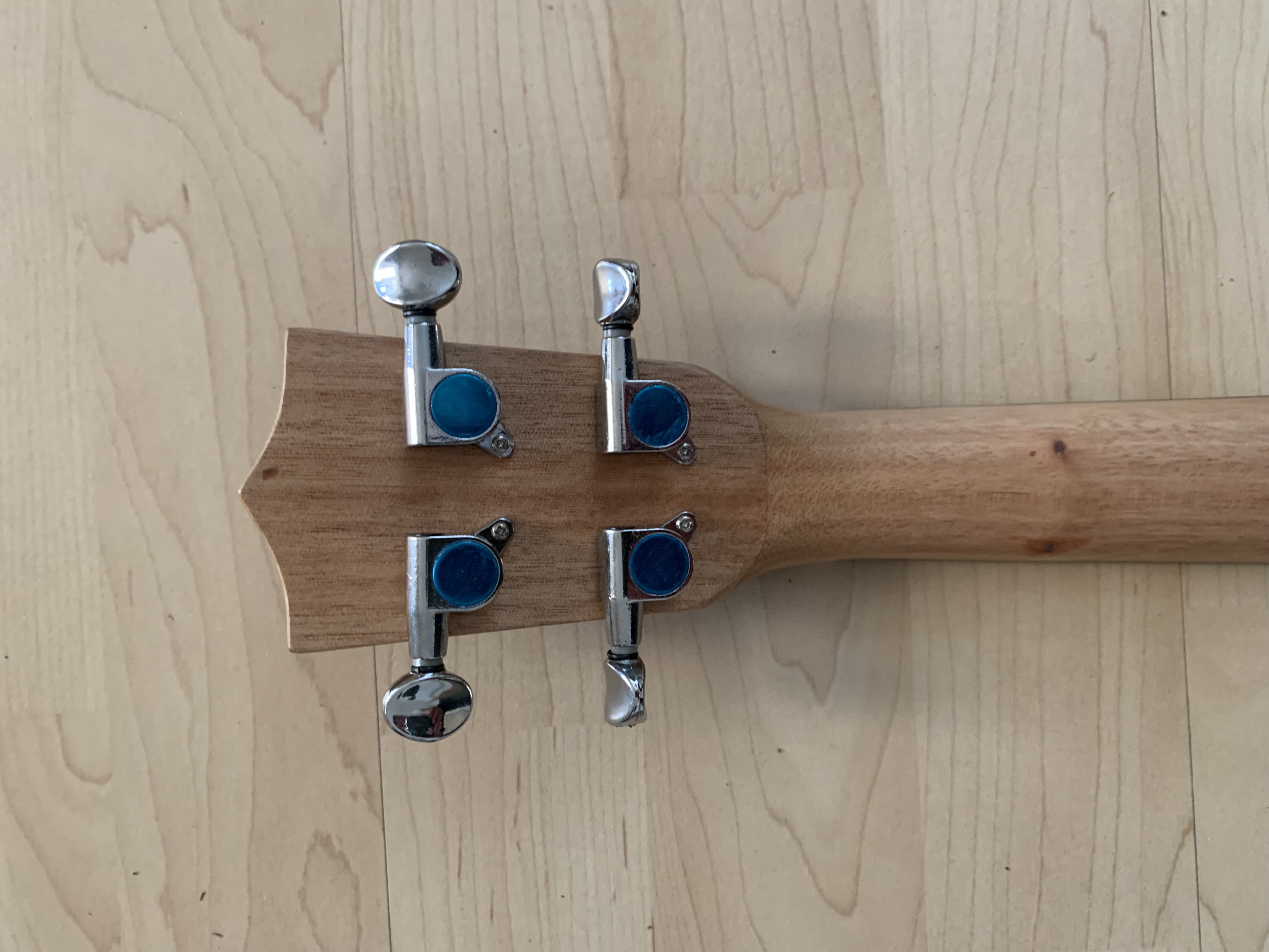 Tenor Ukulele - Fichte Mahagoni - mit Zubehör: Gigbag-Gurt-Filzplektren