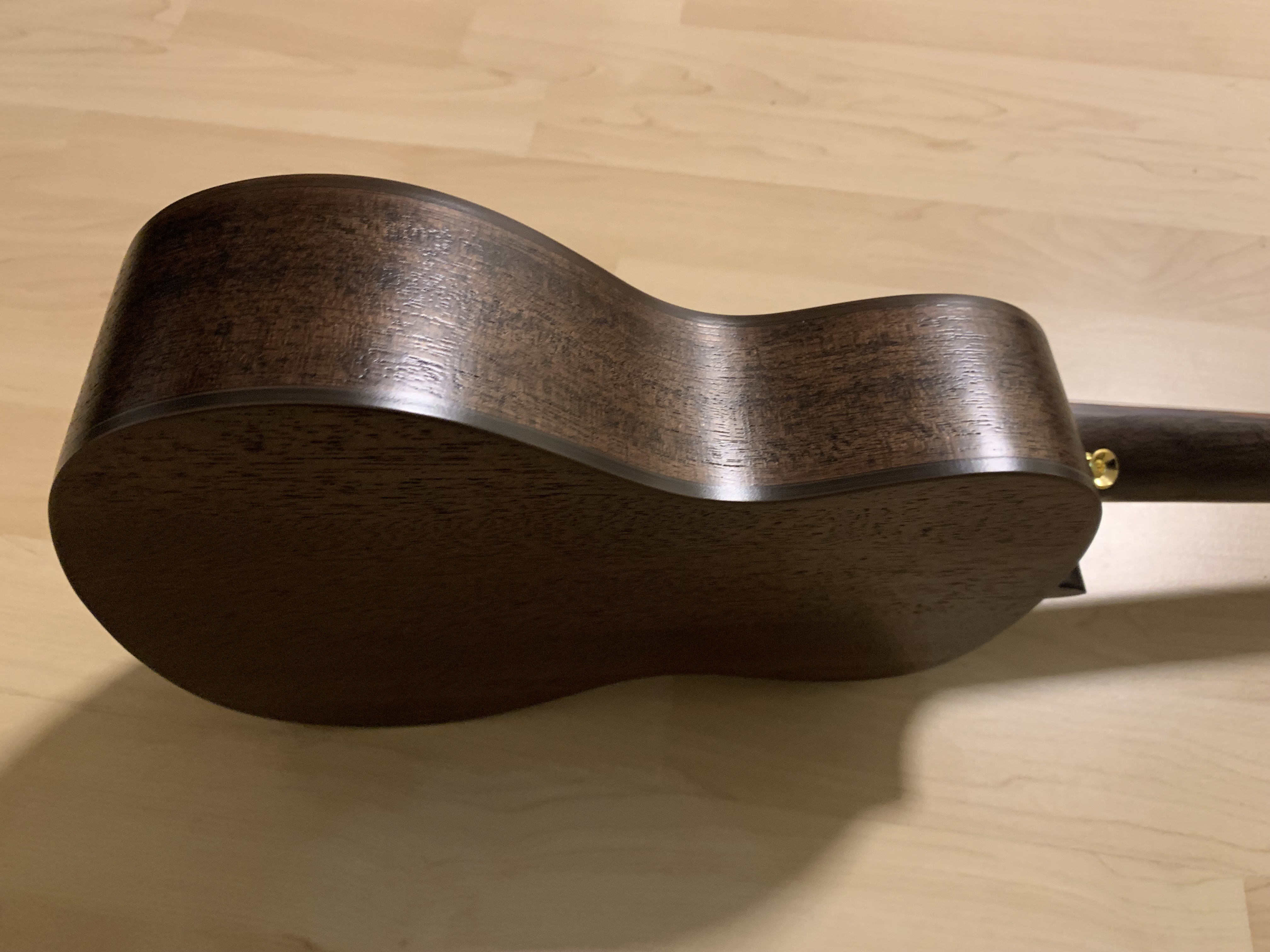 Konzert Ukulele Dunkles Mahagoni (screwed charocoal) mit Zubehör