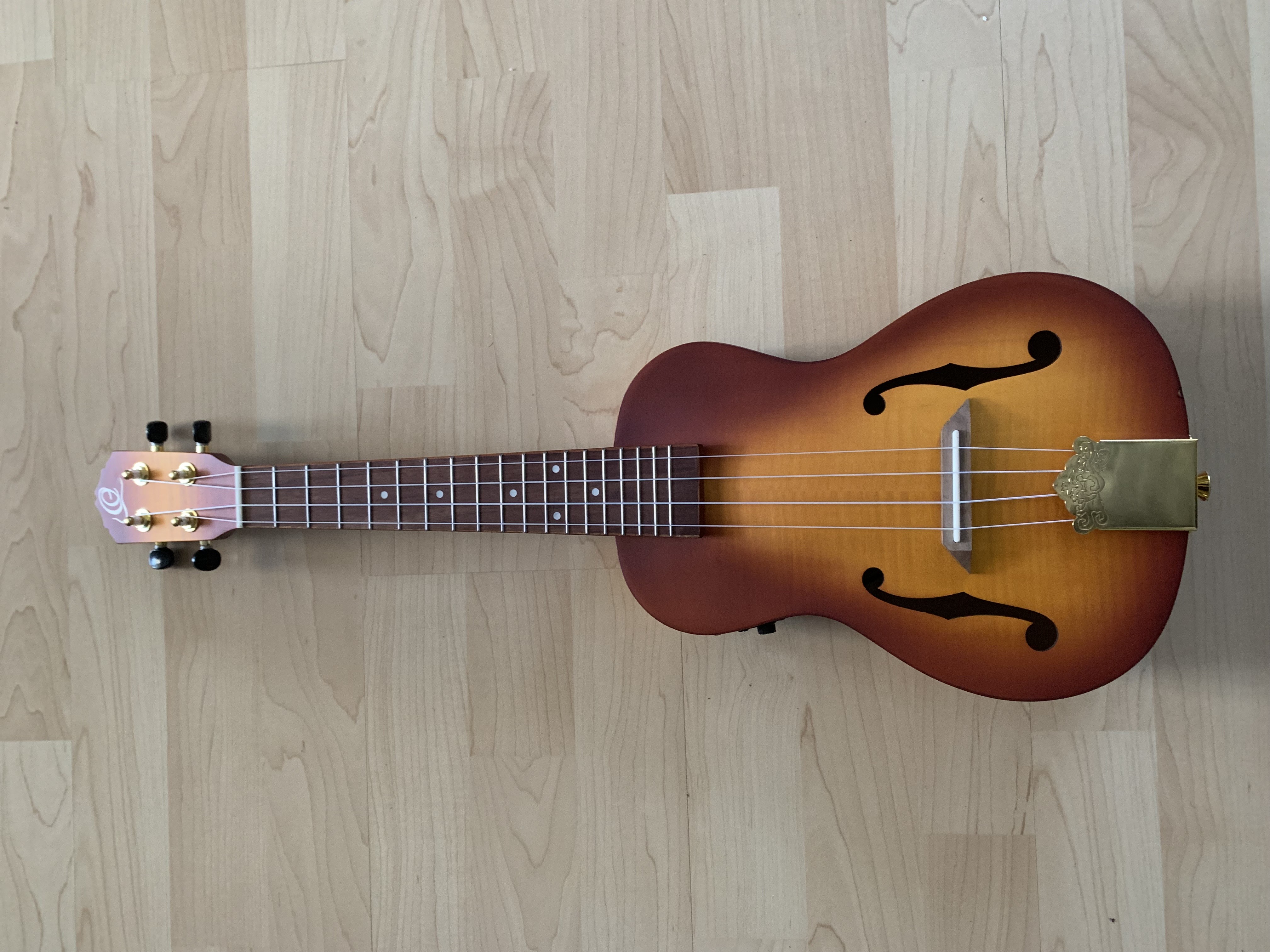 Ortega Konzert Ukulele mit Tonabnehmer/Stimmgerät - Elite Gigbag - Gurt - Wandhaken Ortega Konzert Ukulele mit Tonabnehmer/Stimmgerät - Elite Gigbag - Gurt - Wandhaken