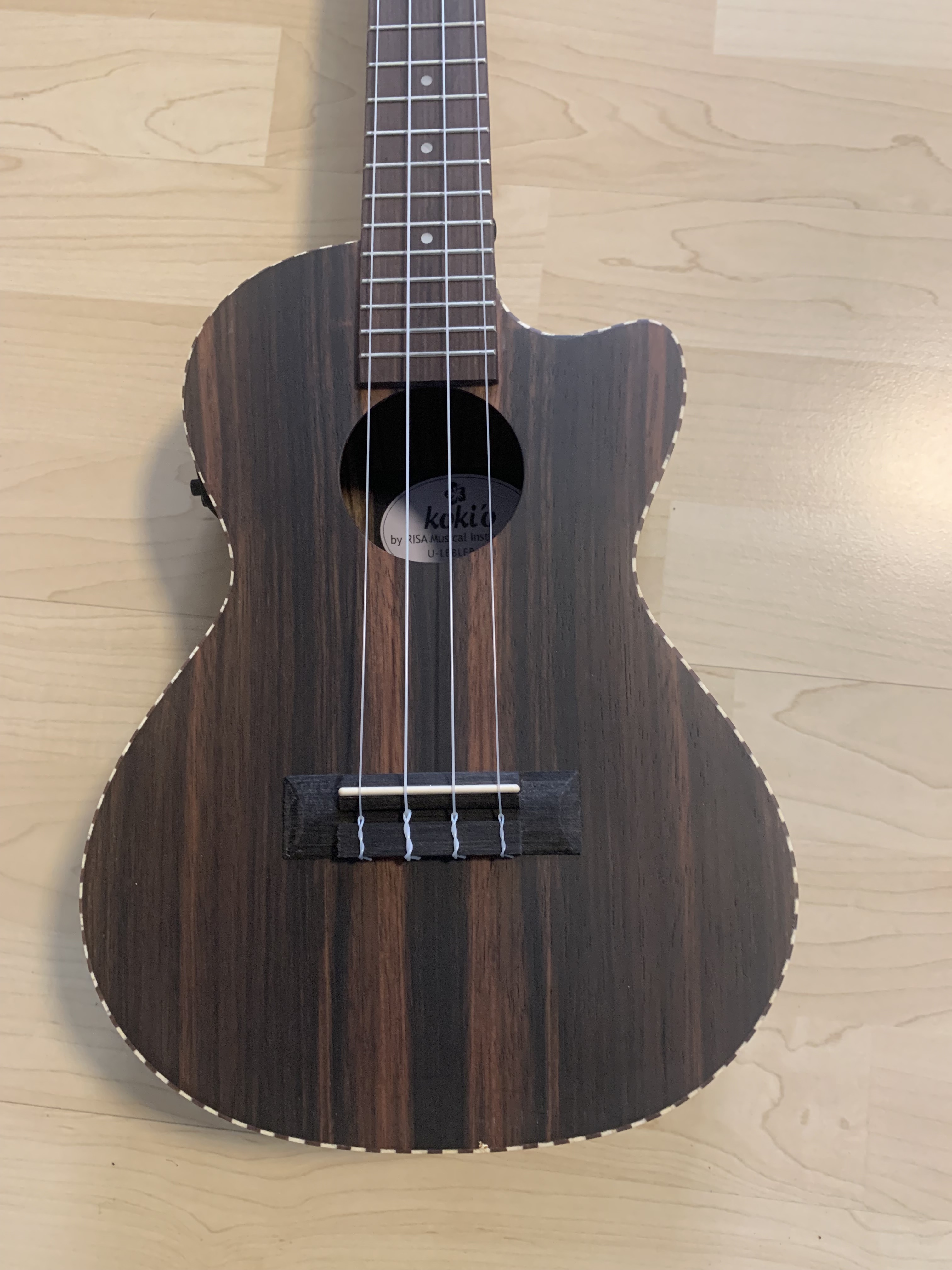 Koki`o Ebenholz Tenor Ukulele mit Tonabnehmer/Stimmgerät + Gigbag