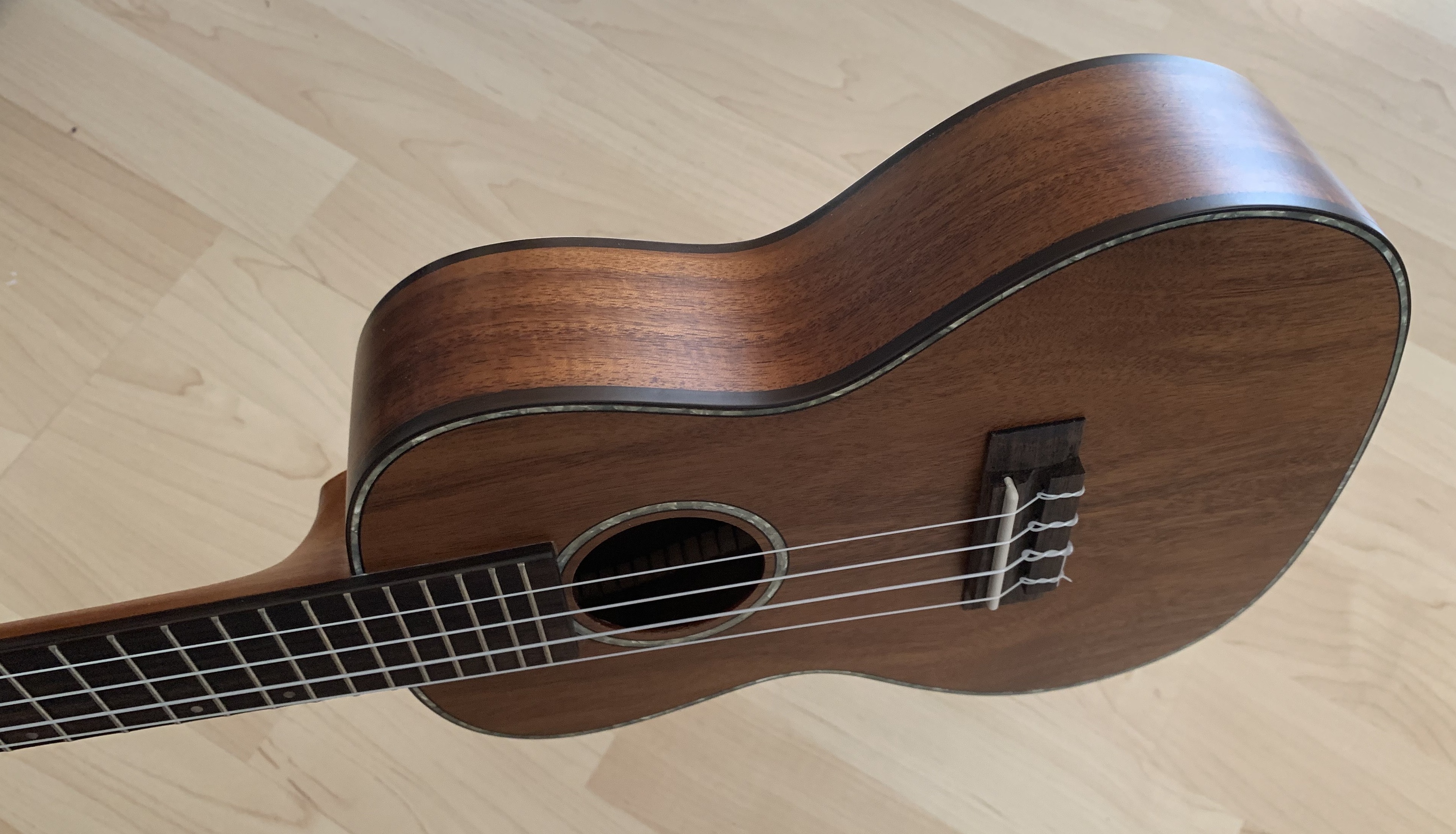 Konzert Ukulele aus massiver Akazie mit Gigbag Konzert Ukulele aus massiver Akazie mit Gigbag