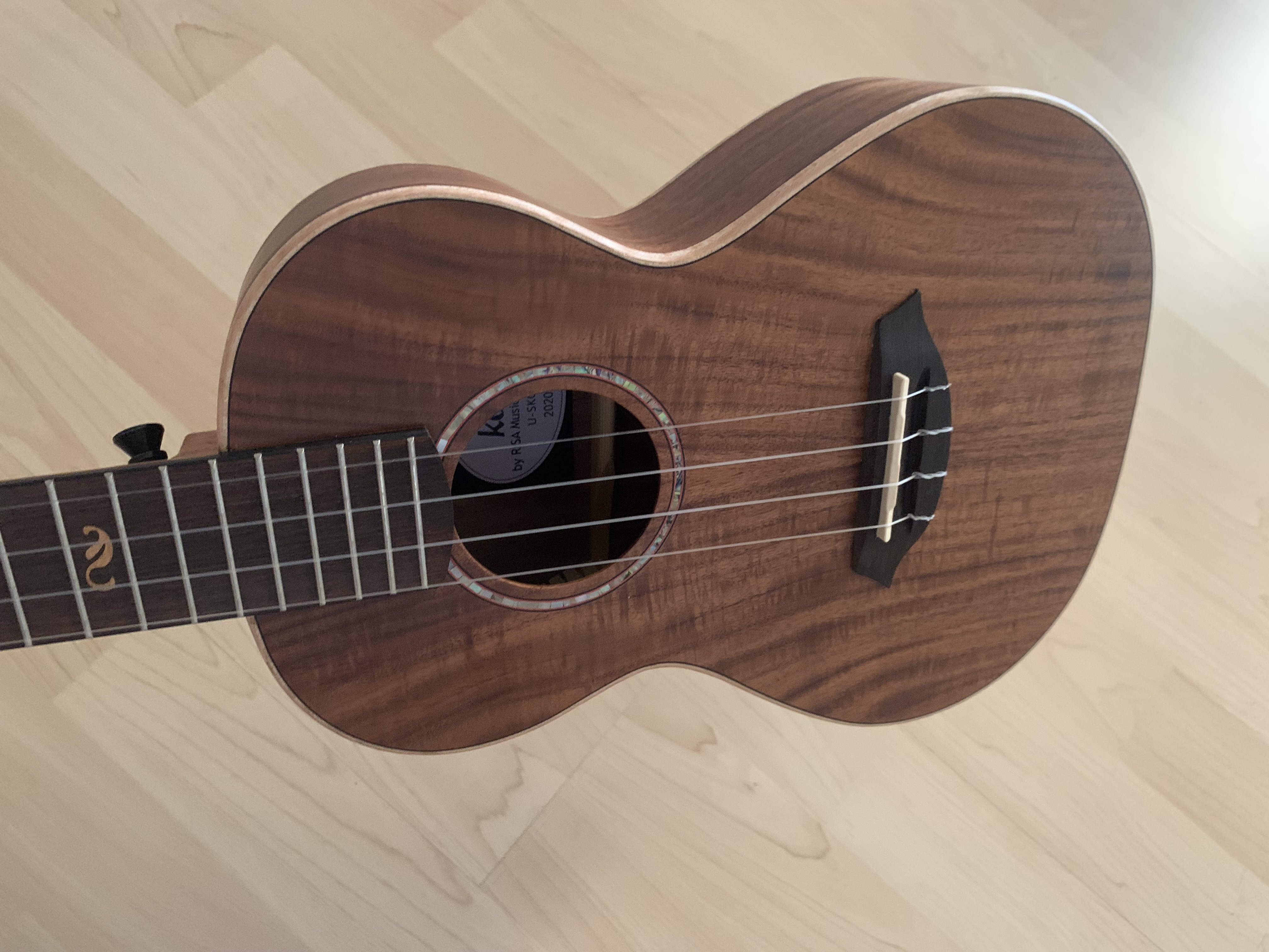 Tenor Ukulele aus KOA  mit massiver Decke + Gigbag