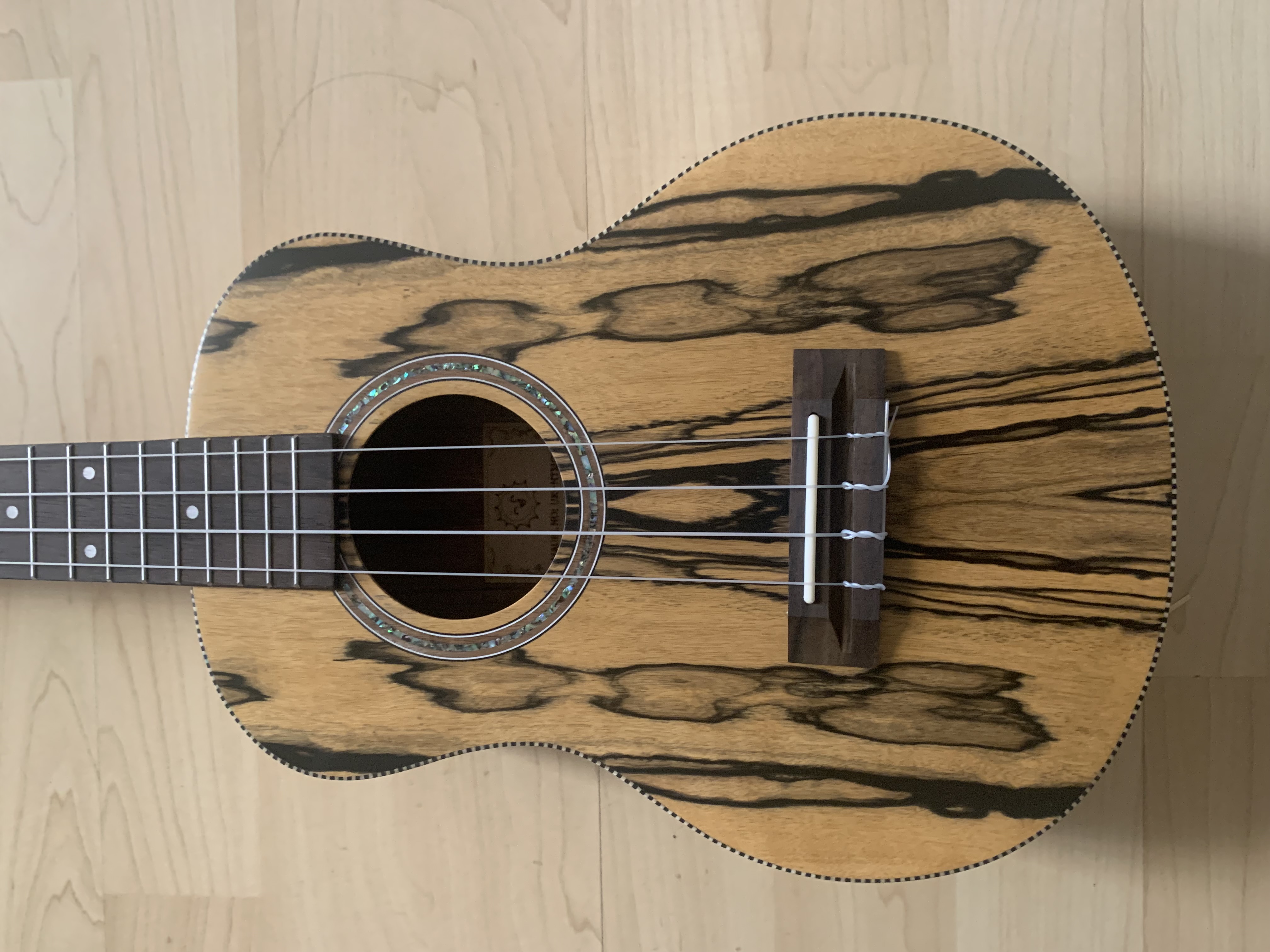 Tenor Ukulele aus schwarz weißem Ebenholz *SONDERANGEBOT*