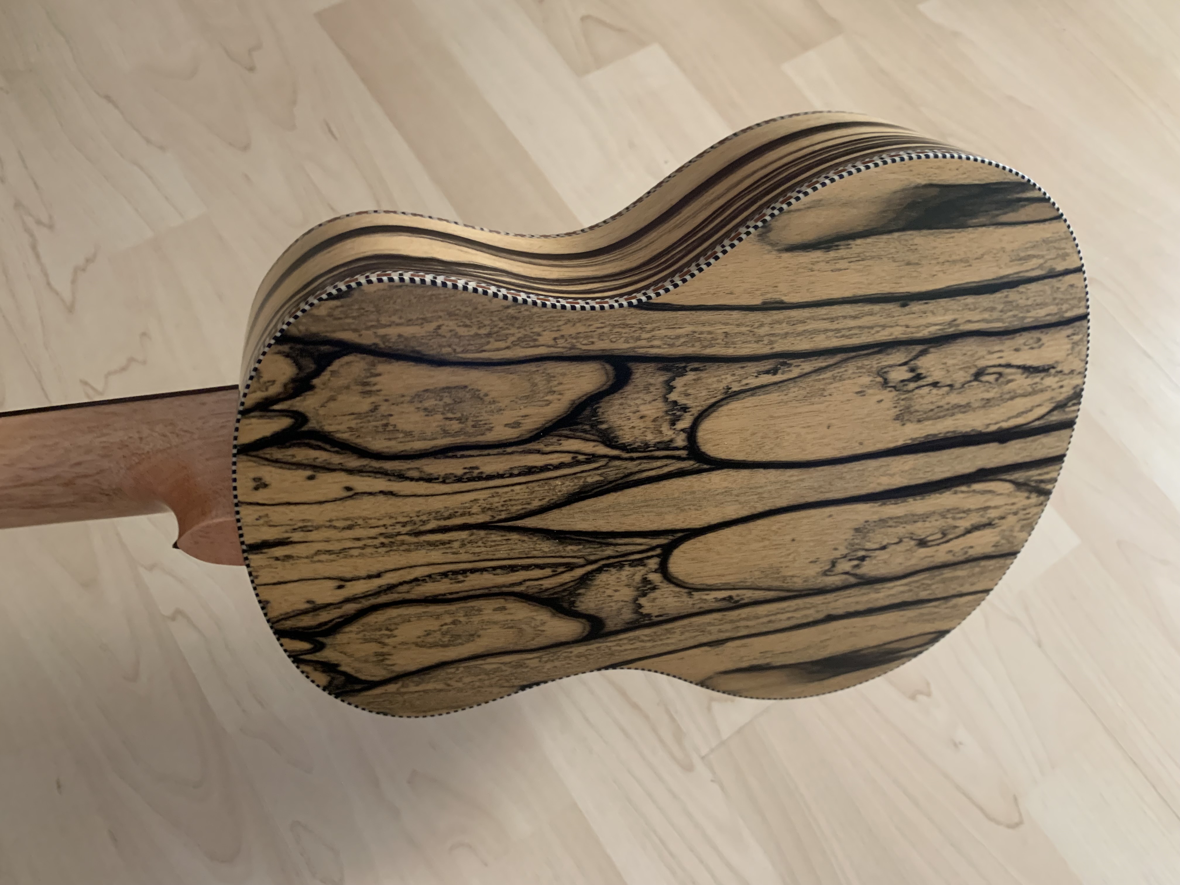 Tenor Ukulele 26" aus schwarz-weißem Ebenholz zum Sonderpreis