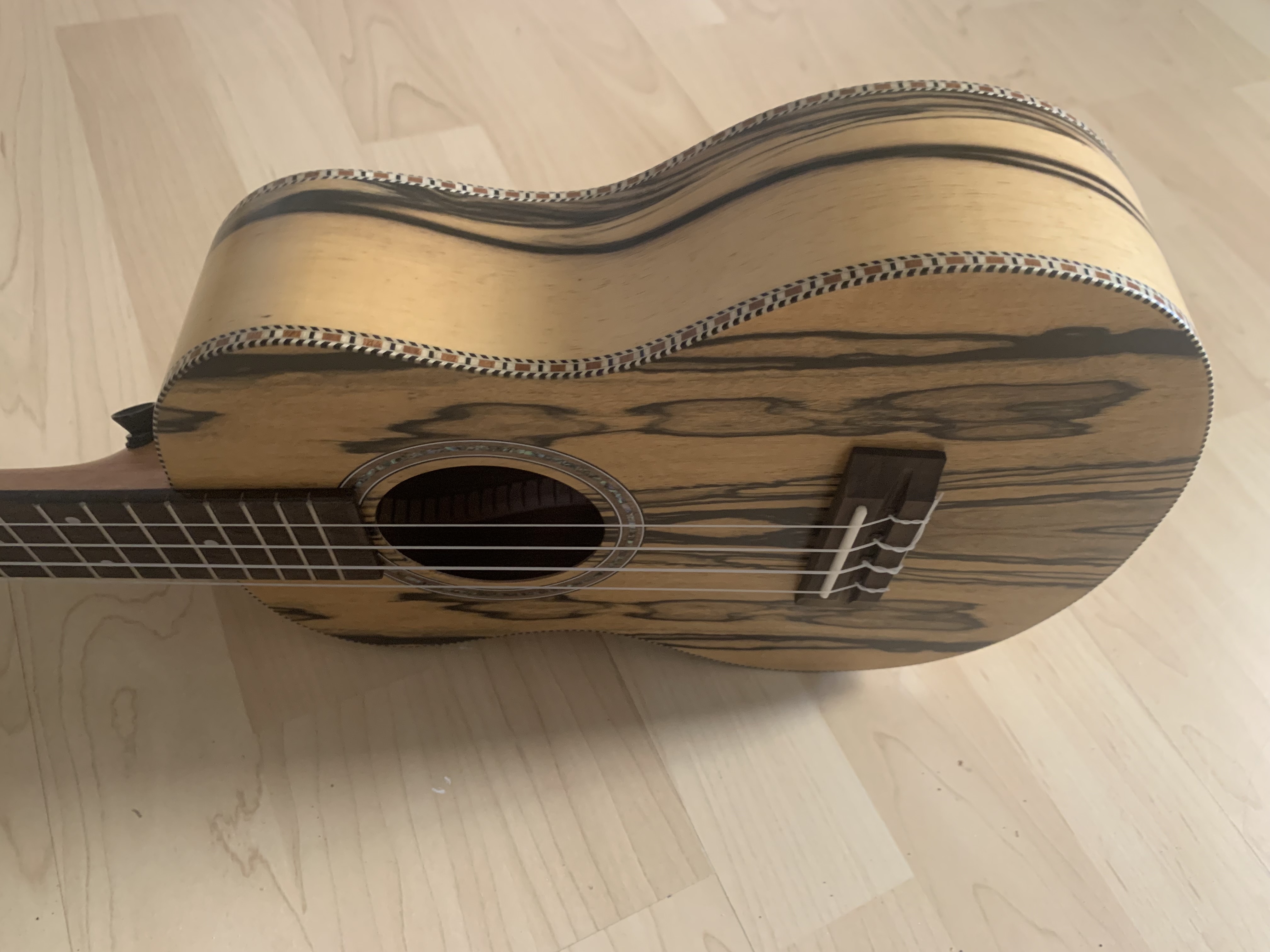 Tenor Ukulele aus schwarz weißem Ebenholz *SONDERANGEBOT*