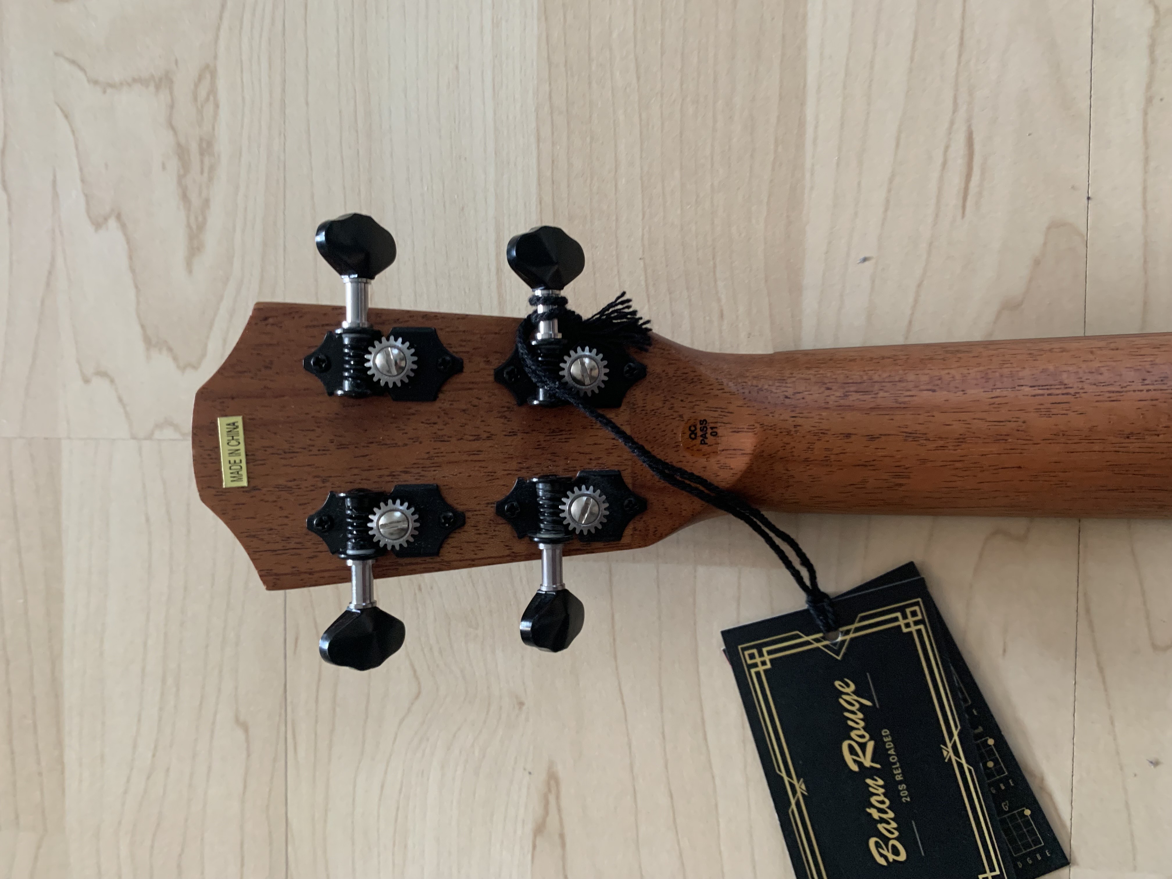 Tenor Ukulele mit massiver Sitka Fichtendecke + Gigbag