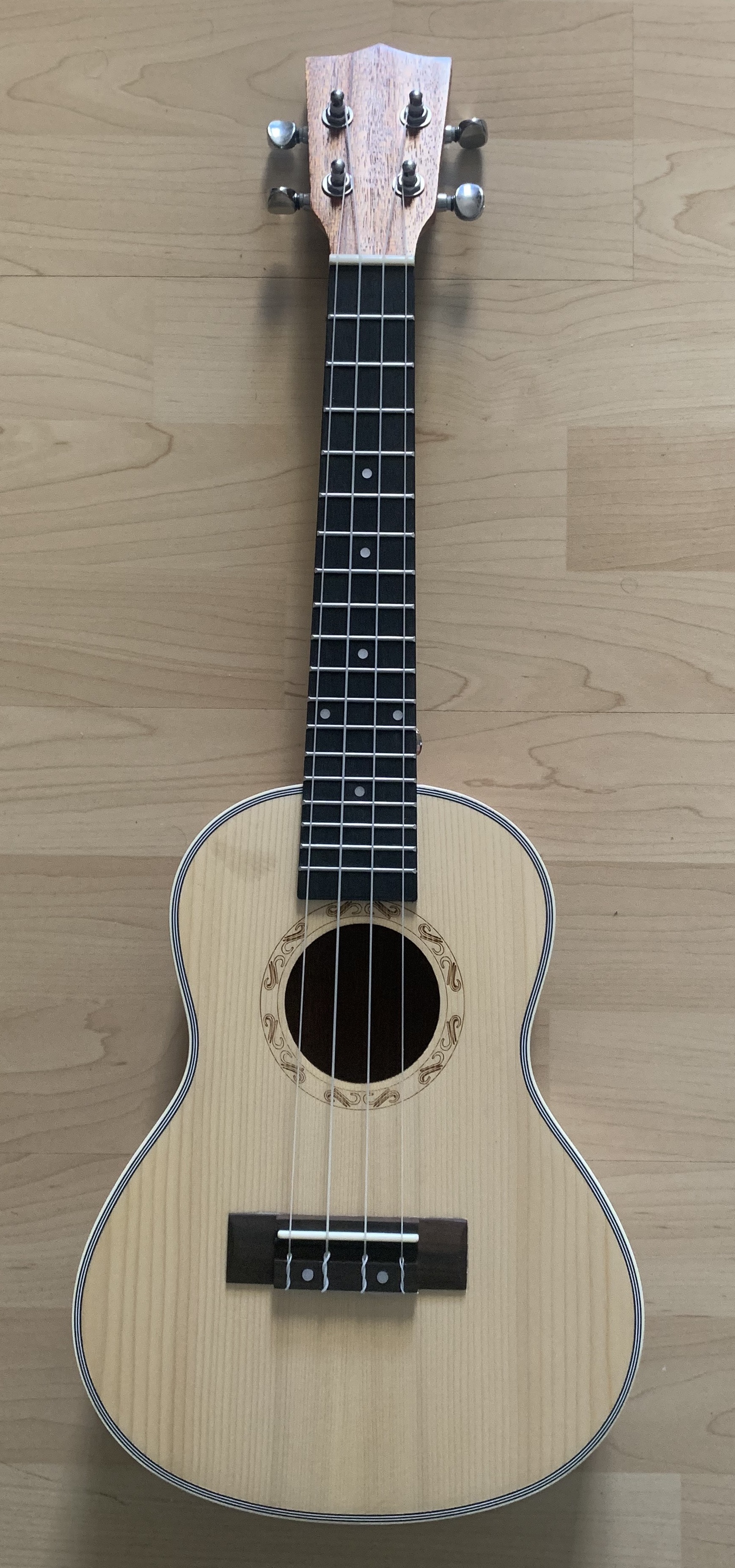 Konzert Ukulele mit massiver Fichtendecke + Zubehör zum Sonderpreis Konzert Ukulele mit massiver Fichtendecke + Zubehör zum Sonderpreis