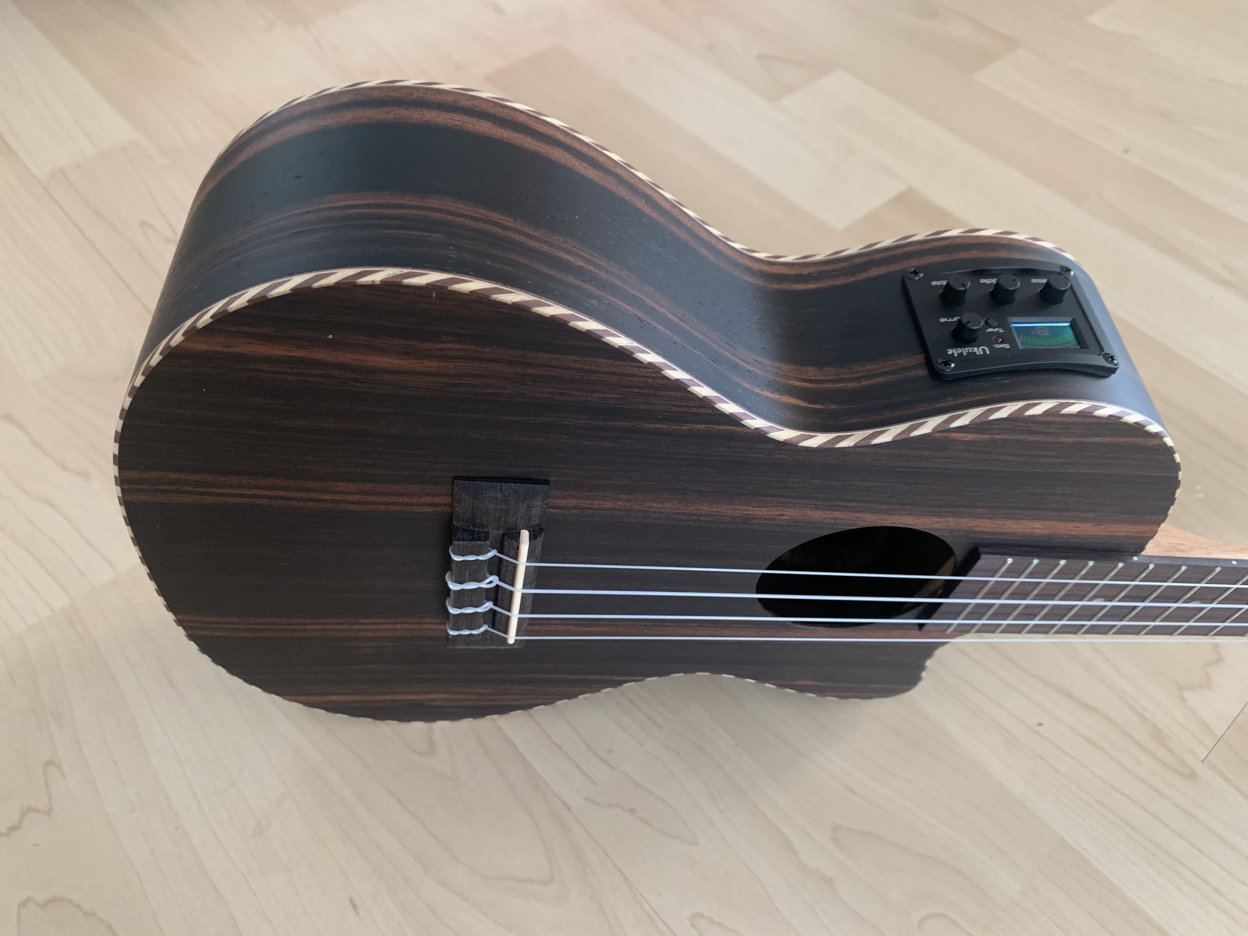 koki´o Ebenholz Tenor Ukulele zum Sonderpreis