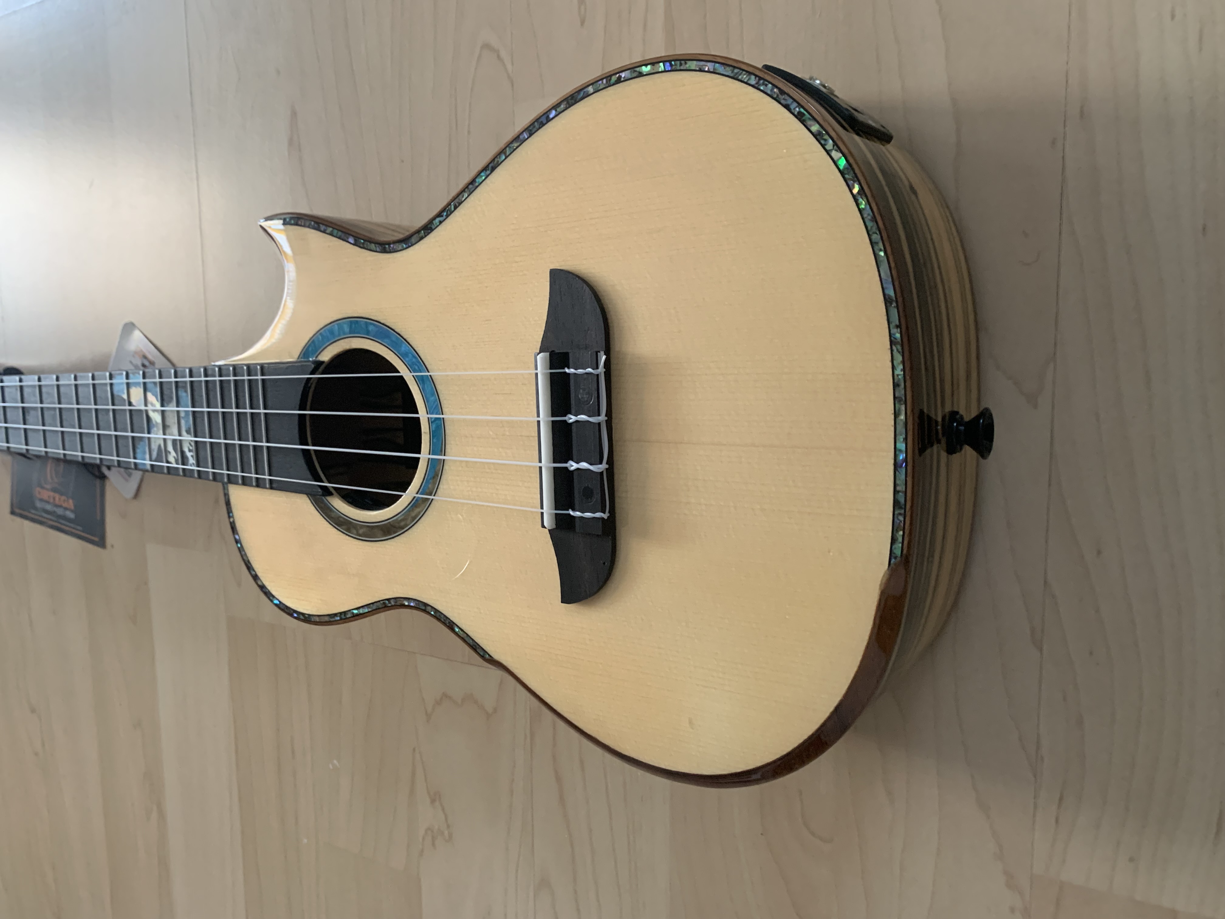 Ortega Konzert Ukulele Eaglesuite mit Gigbag + Tonabnehmer