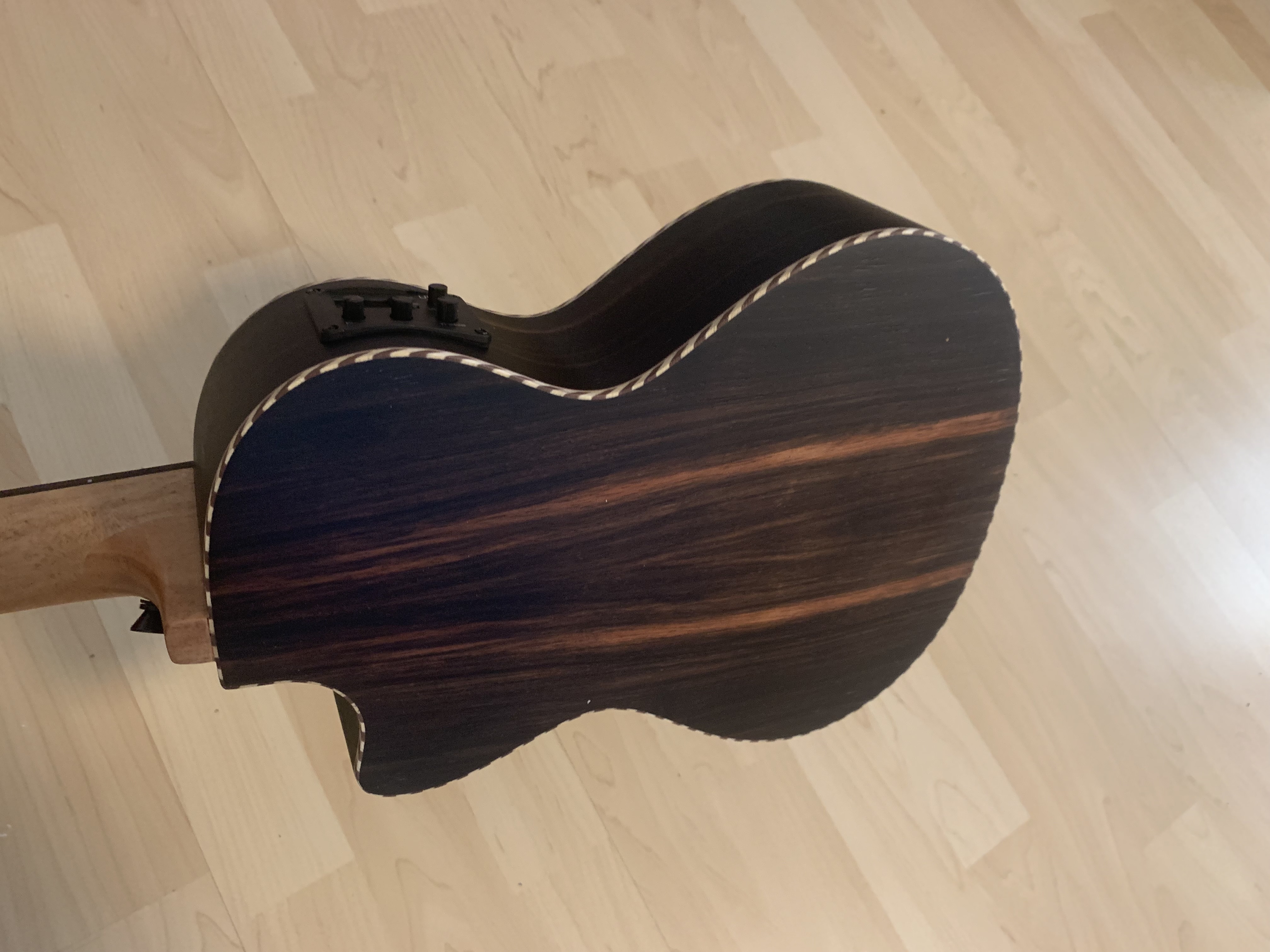 Koki`o Ebenholz Tenor Ukulele mit Tonabnehmer/Stimmgerät + Gigbag