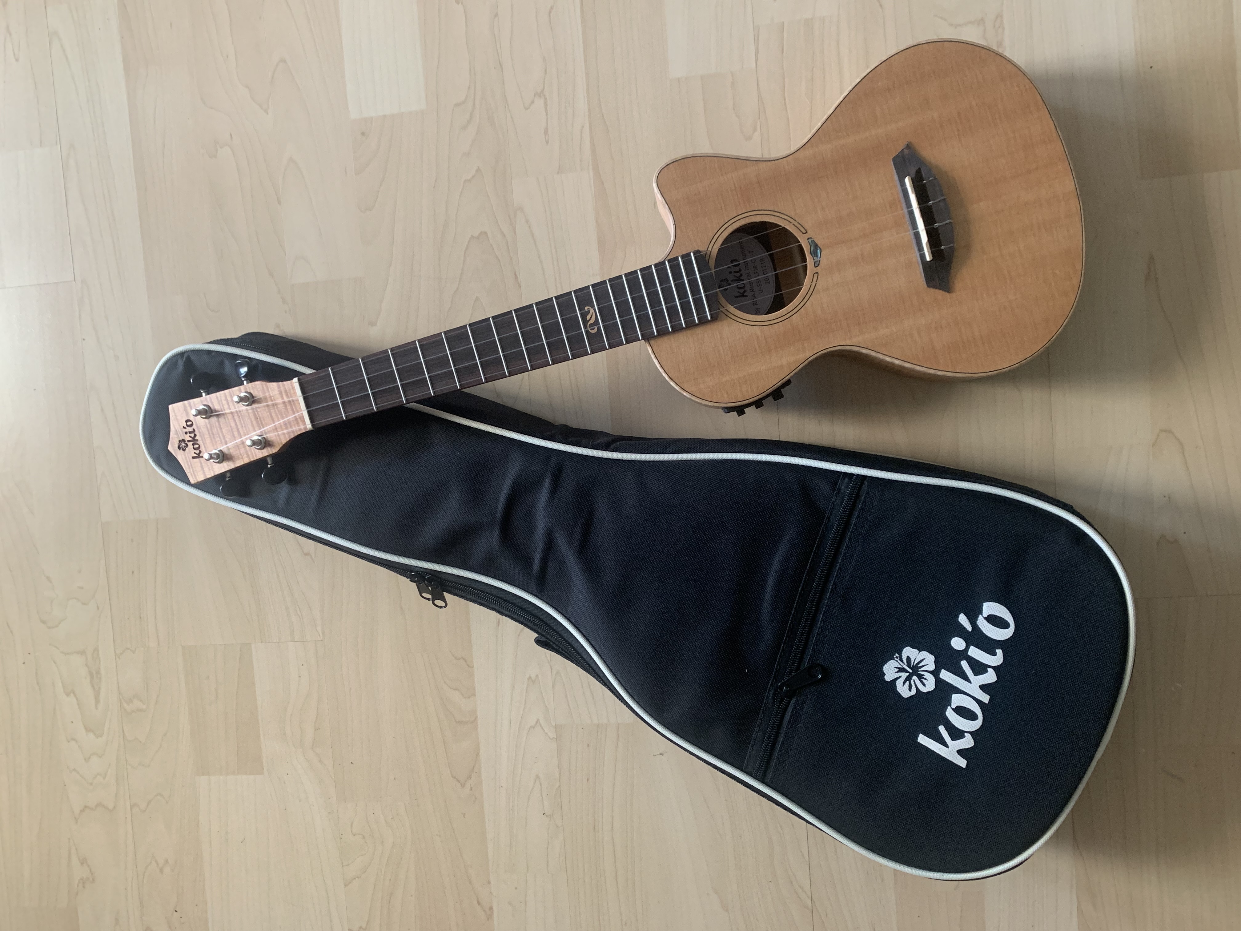 Tenor Ukulele mit Tonabnehmer und Gigbag massive Fichtendecke