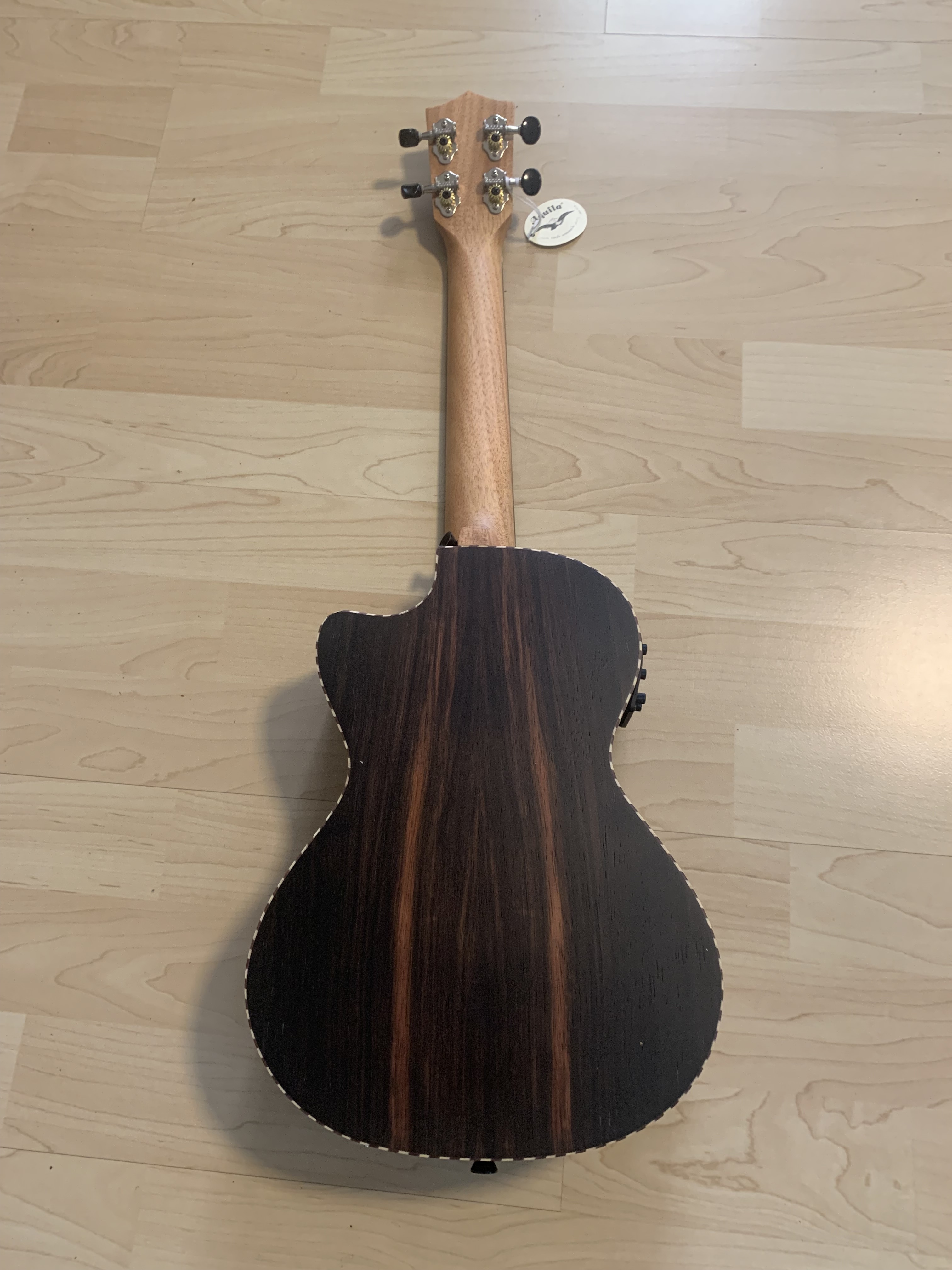 Koki`o Ebenholz Tenor Ukulele mit Tonabnehmer/Stimmgerät + Gigbag