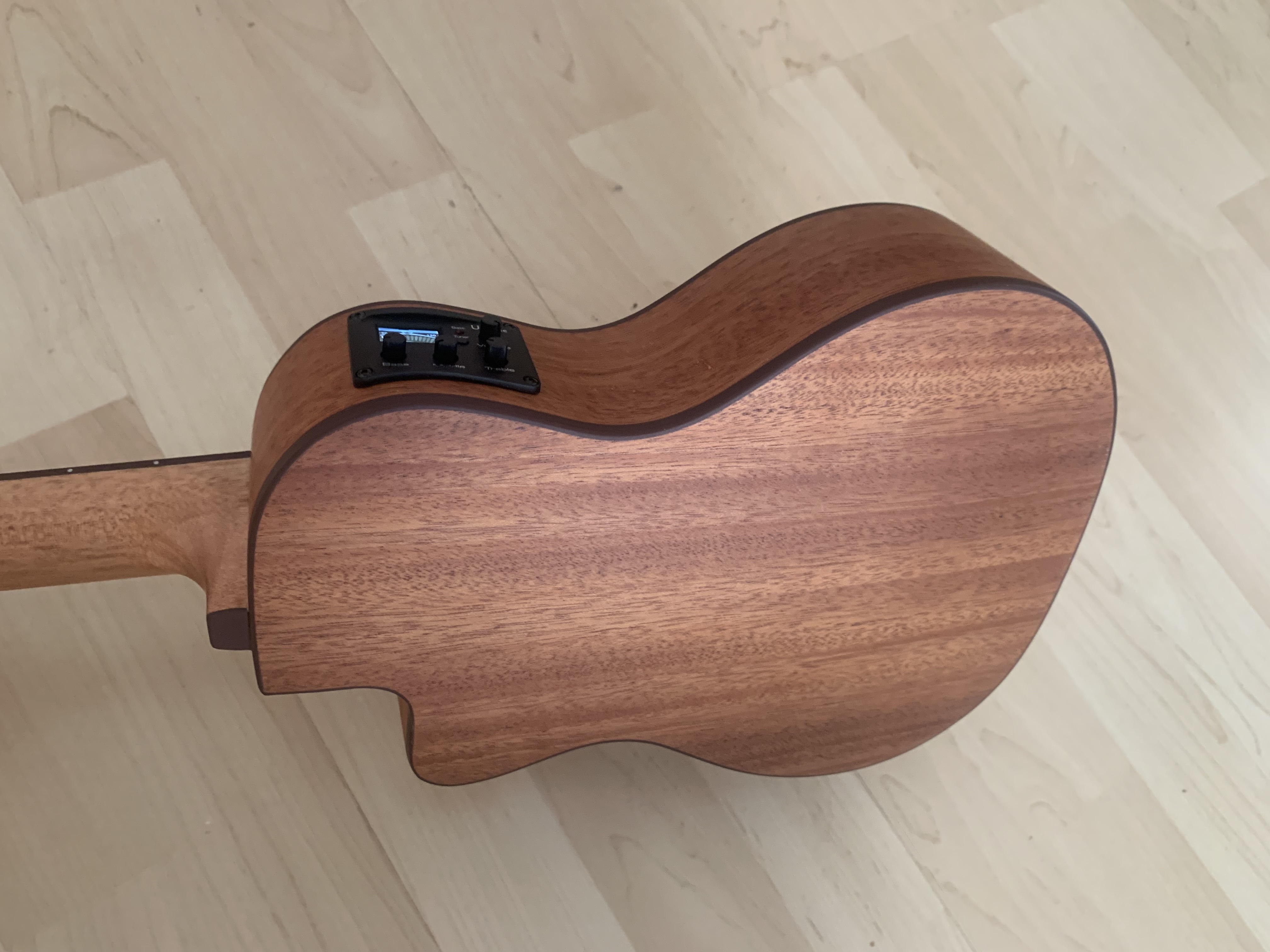 koki´o Konzert Ukulele mit Tonabnehmer + Gigbag  massive Mahagoni Decke + Gigbag