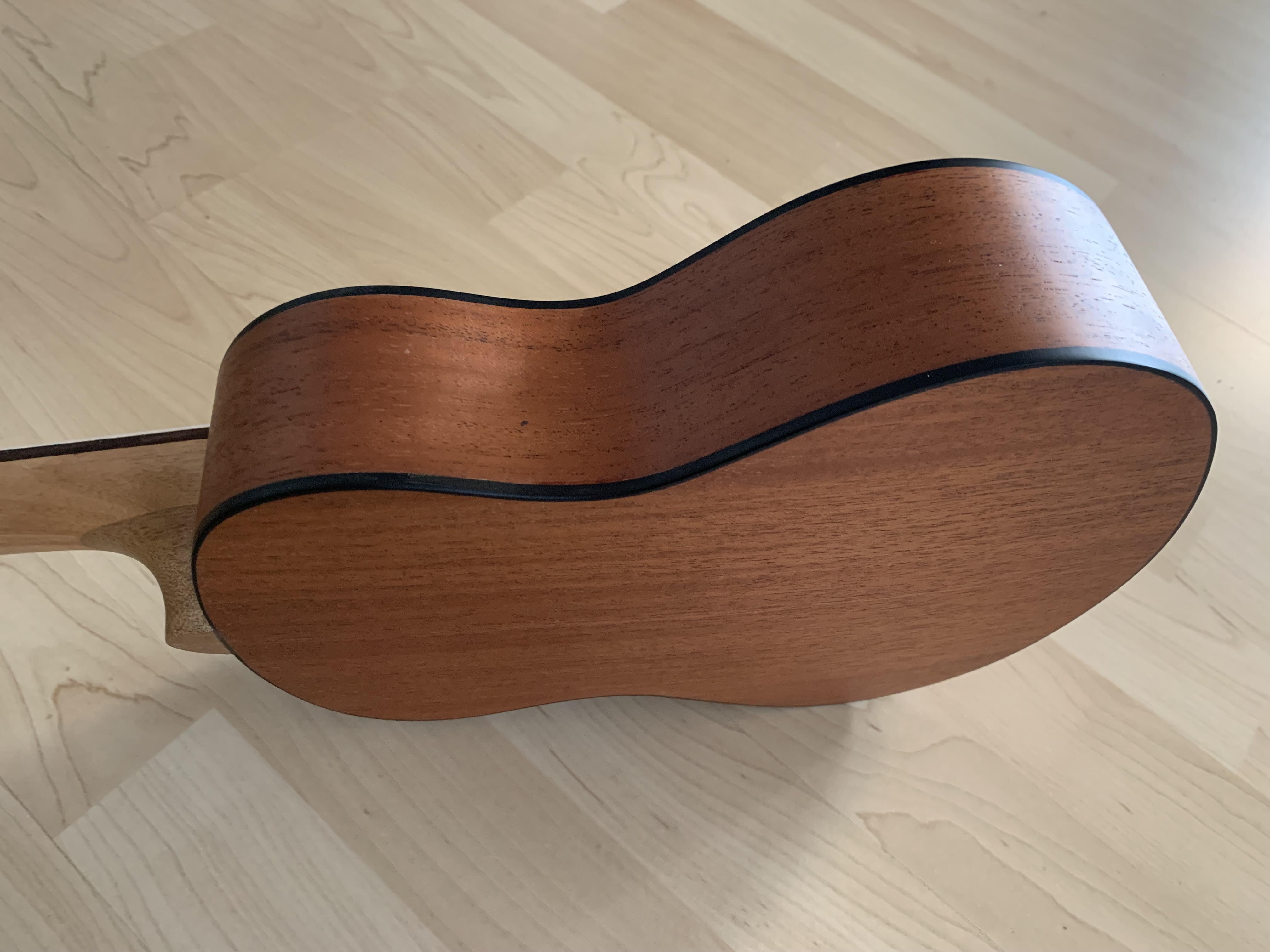 Tenor Ukulele - Fichte Mahagoni - mit Zubehör: Gigbag-Gurt-Filzplektren