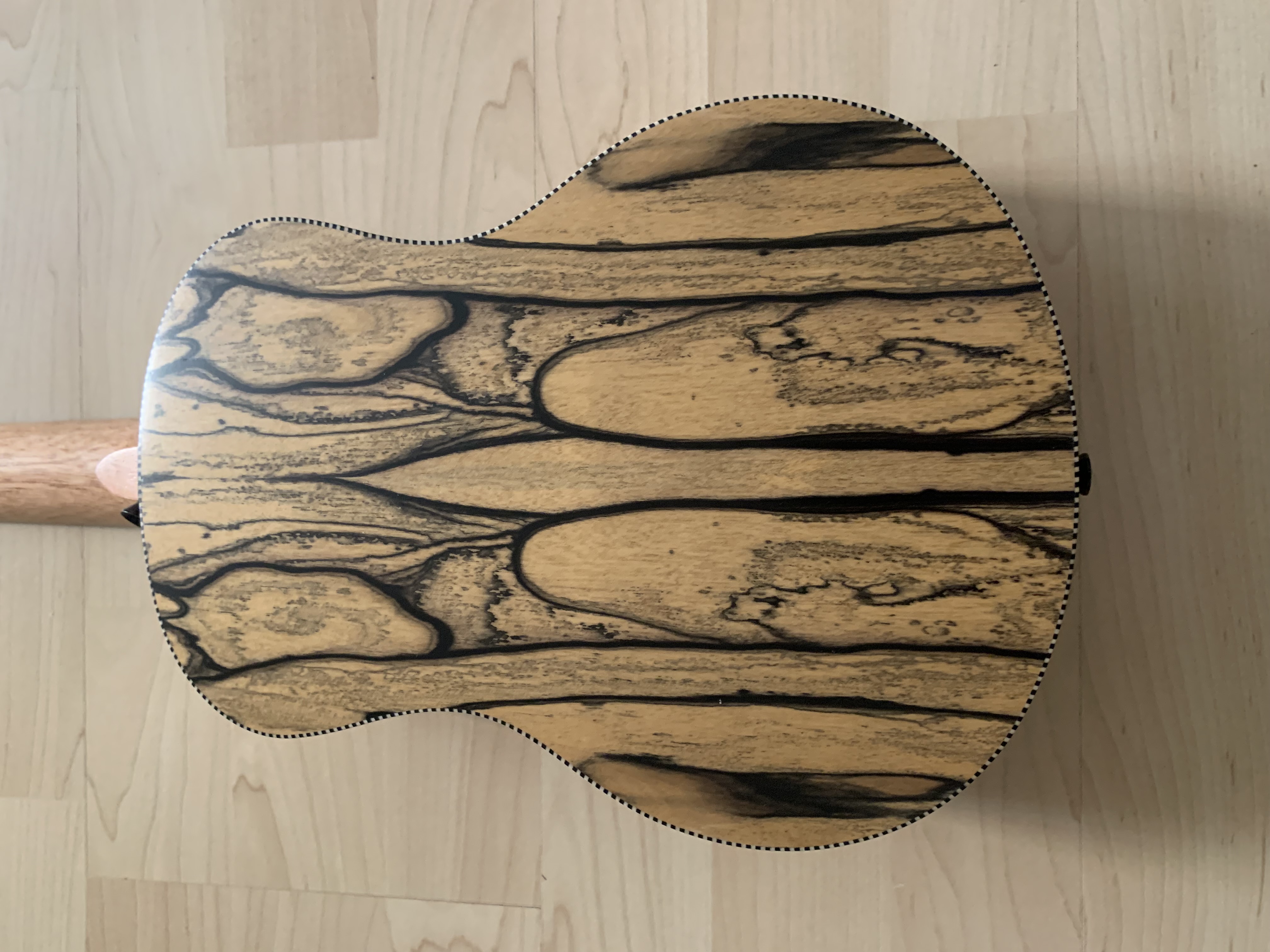 Tenor Ukulele 26" aus schwarz-weißem Ebenholz zum Sonderpreis