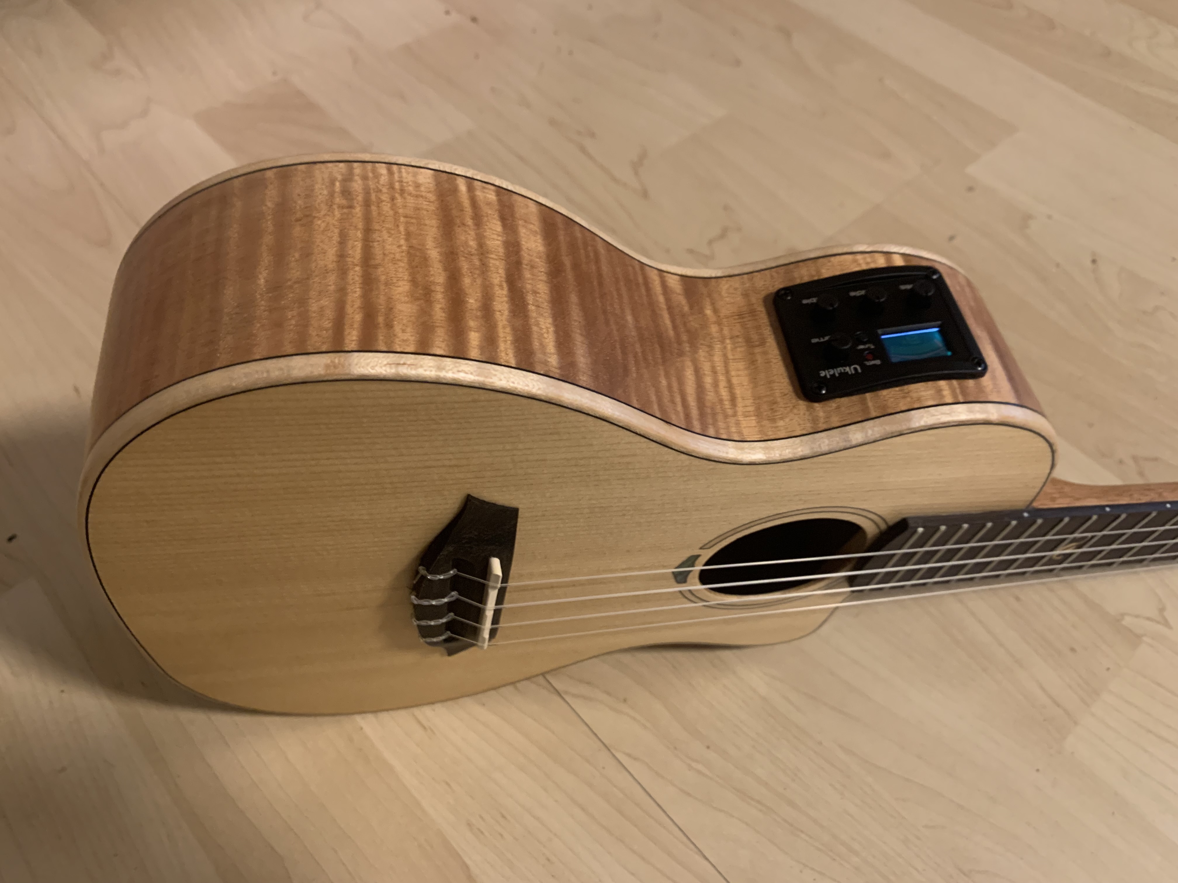 koki´o Konzert Ukulele *NEU* mit Tonabnehmer + Gigbag zum Sonderpreis