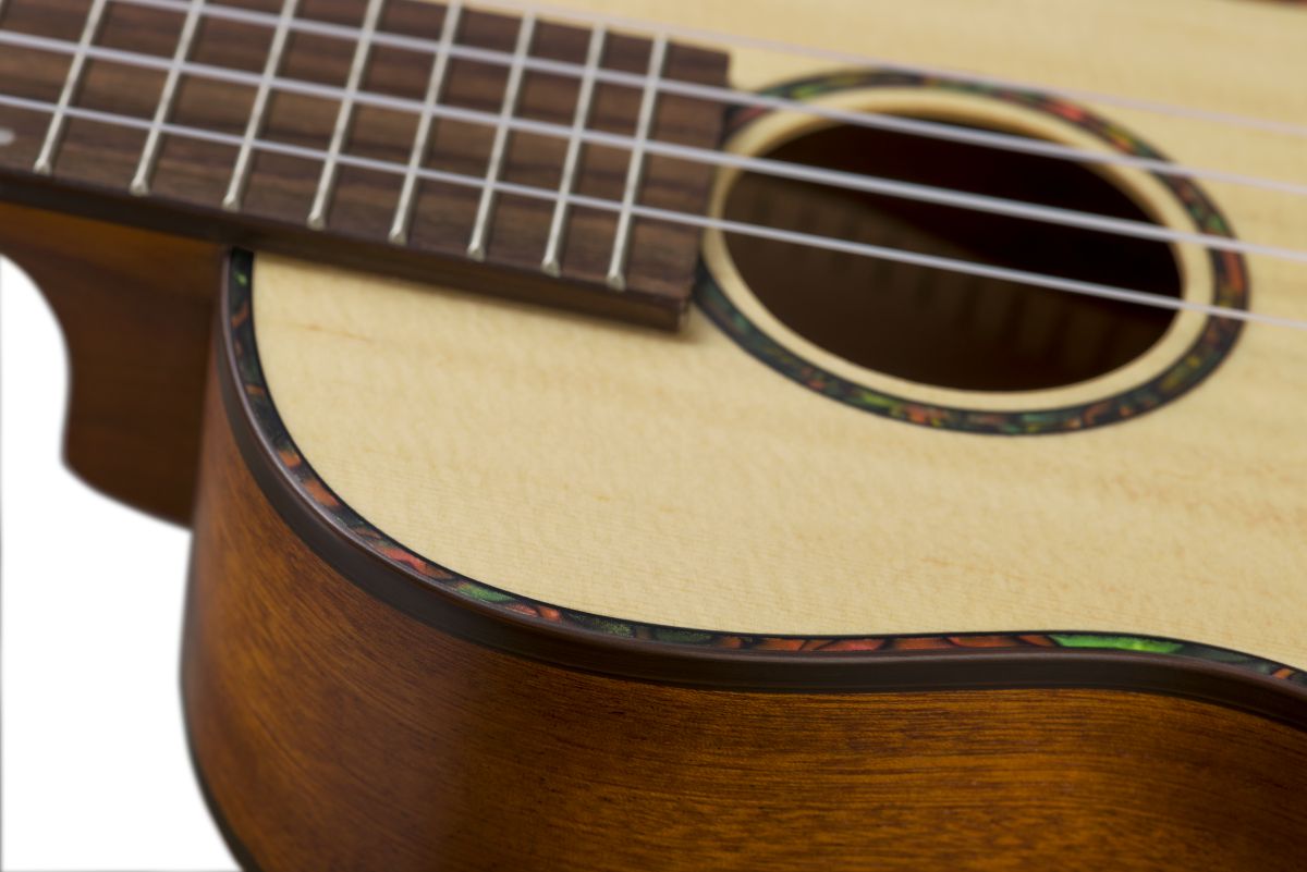 Konzert Ukulele mit massiver Sitka Fichtendecke