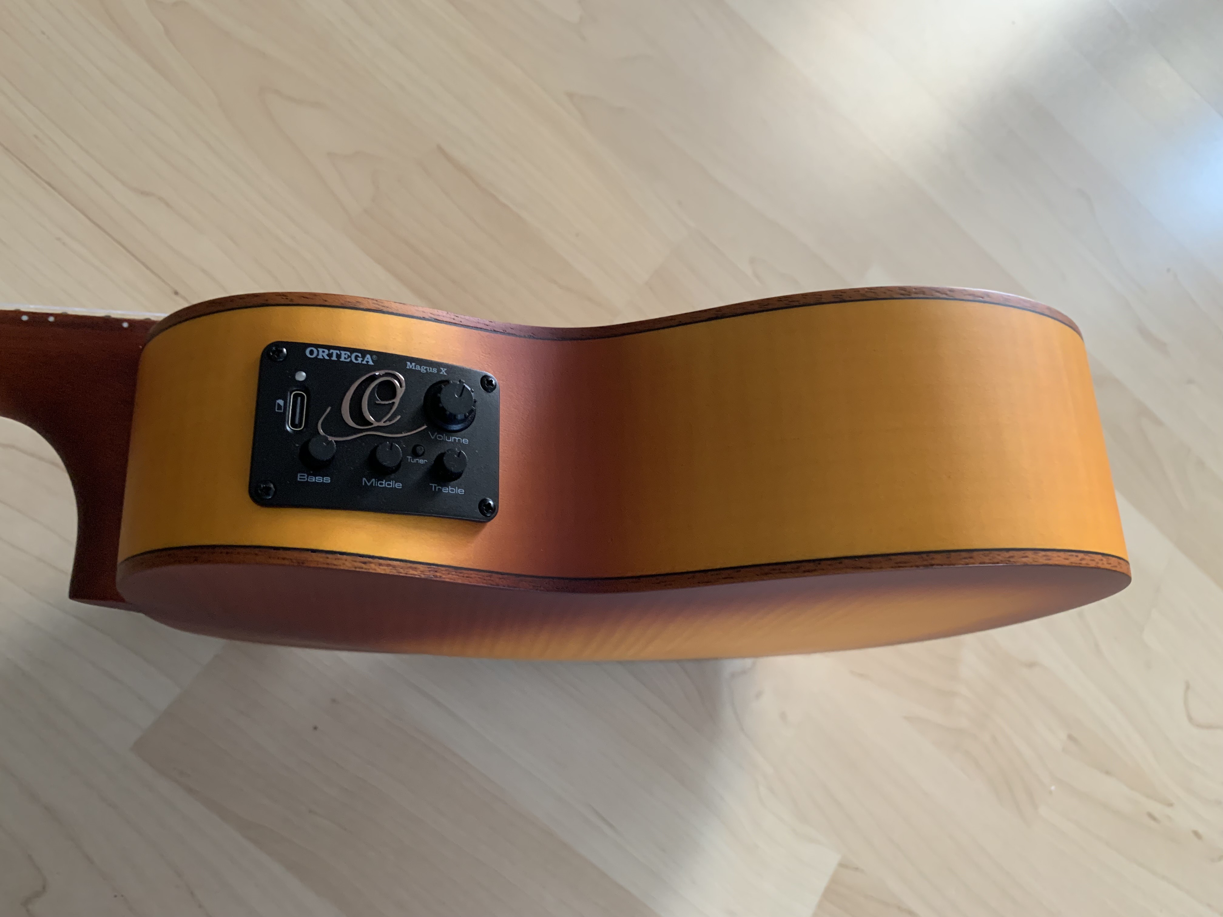 Ortega Konzert Ukulele mit Tonabnehmer/Stimmgerät - Elite Gigbag - Gurt - Wandhaken Ortega Konzert Ukulele mit Tonabnehmer/Stimmgerät - Elite Gigbag - Gurt - Wandhaken