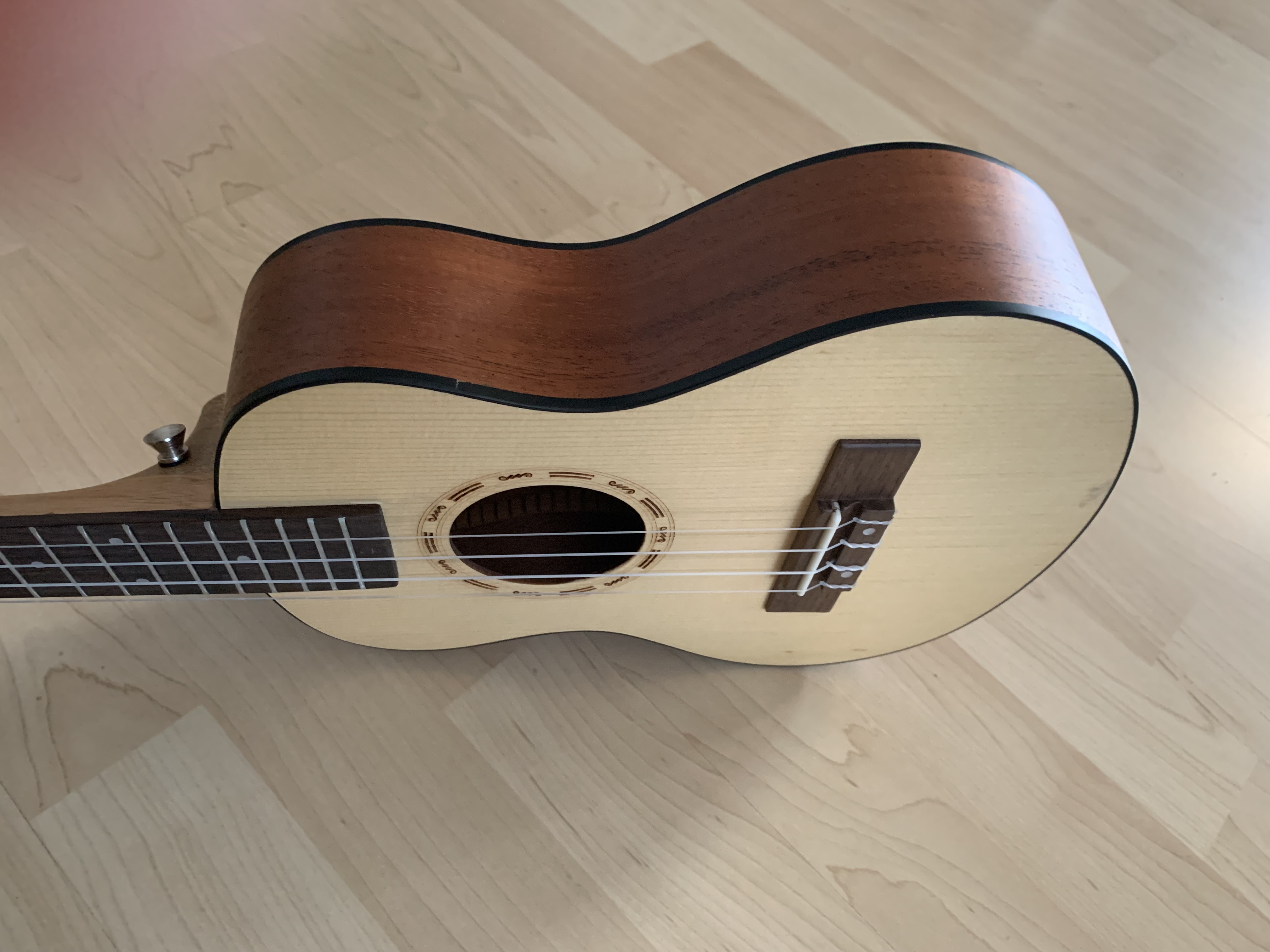 Tenor Ukulele - Fichte Mahagoni - mit Zubehör: Gigbag-Gurt-Filzplektren