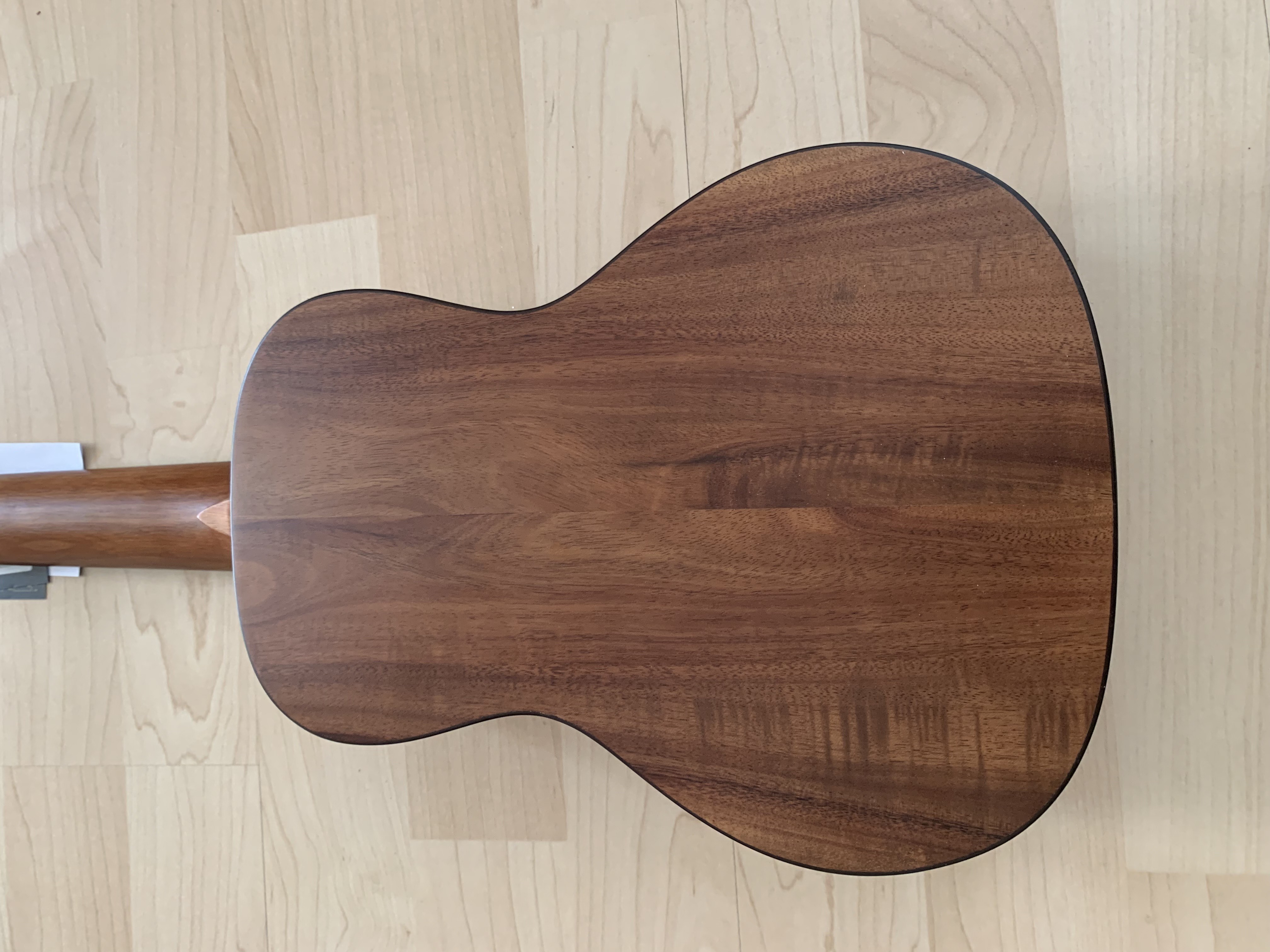 Konzert Ukulele aus massiver Akazie mit Gigbag Konzert Ukulele aus massiver Akazie mit Gigbag