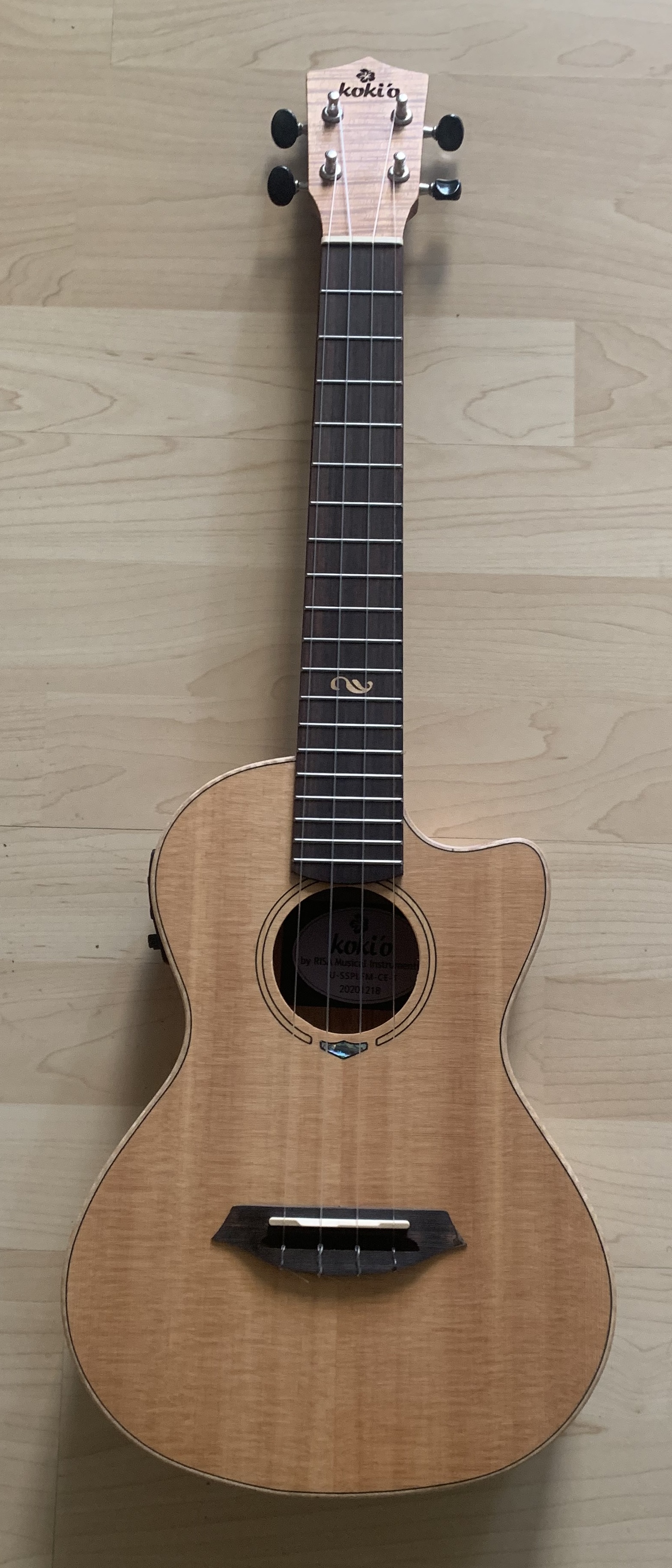 Tenor Ukulele mit Tonabnehmer und Gigbag massive Fichtendecke