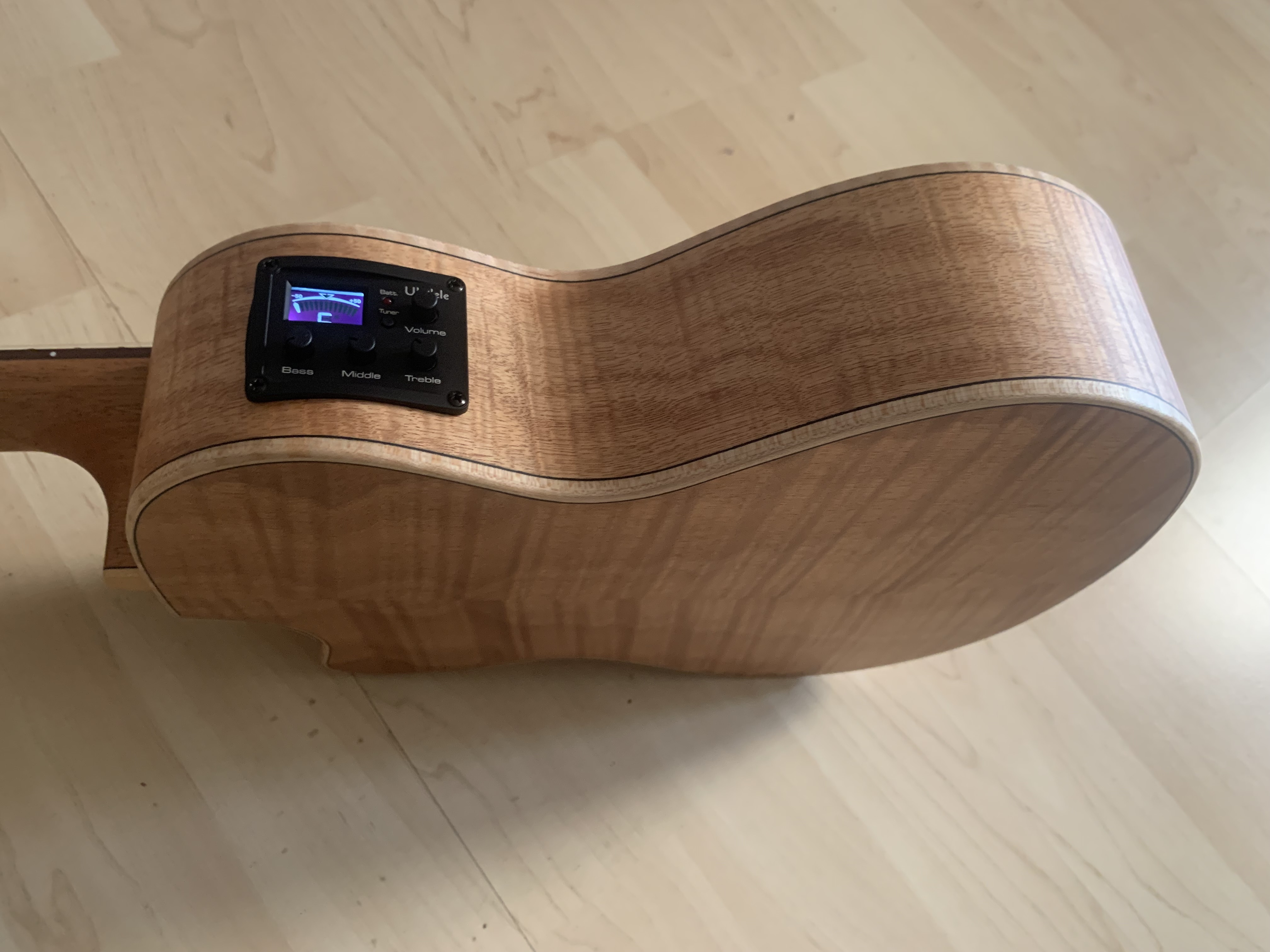 Tenor Ukulele mit Tonabnehmer und Gigbag massive Fichtendecke