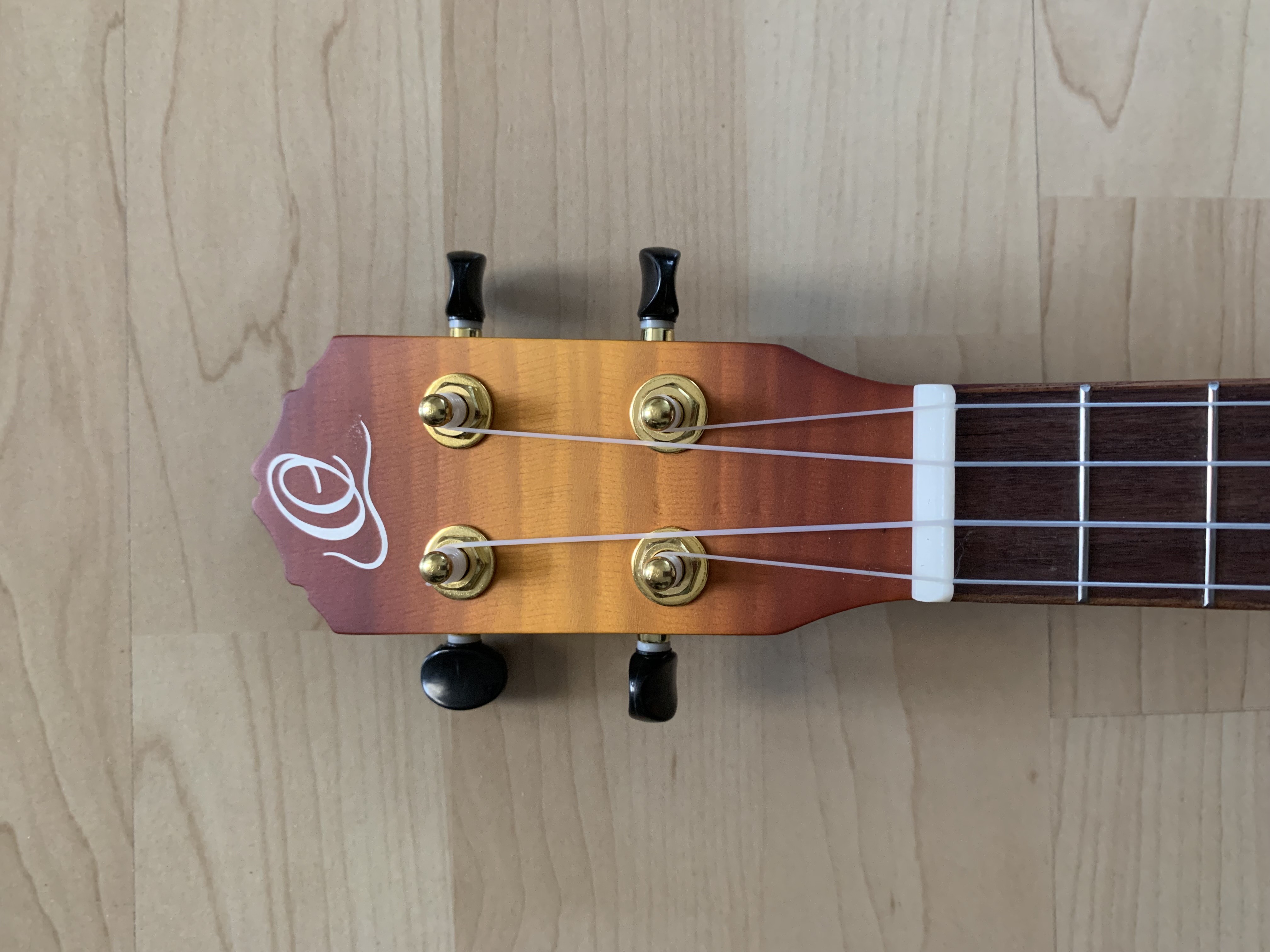 Ortega Konzert Ukulele mit Tonabnehmer/Stimmgerät - Elite Gigbag - Gurt - Wandhaken Ortega Konzert Ukulele mit Tonabnehmer/Stimmgerät - Elite Gigbag - Gurt - Wandhaken