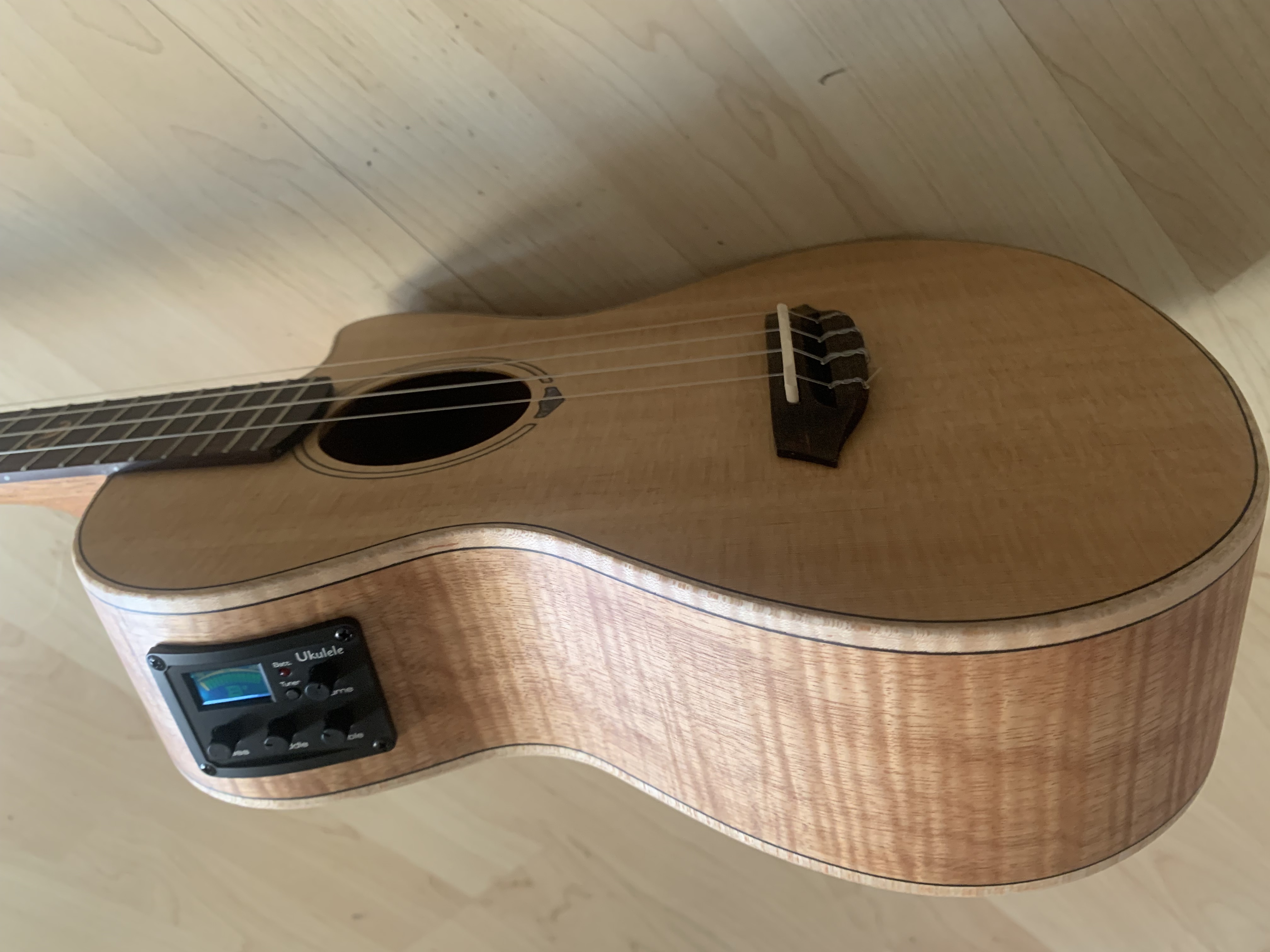 Tenor Ukulele mit Tonabnehmer und Gigbag massive Fichtendecke