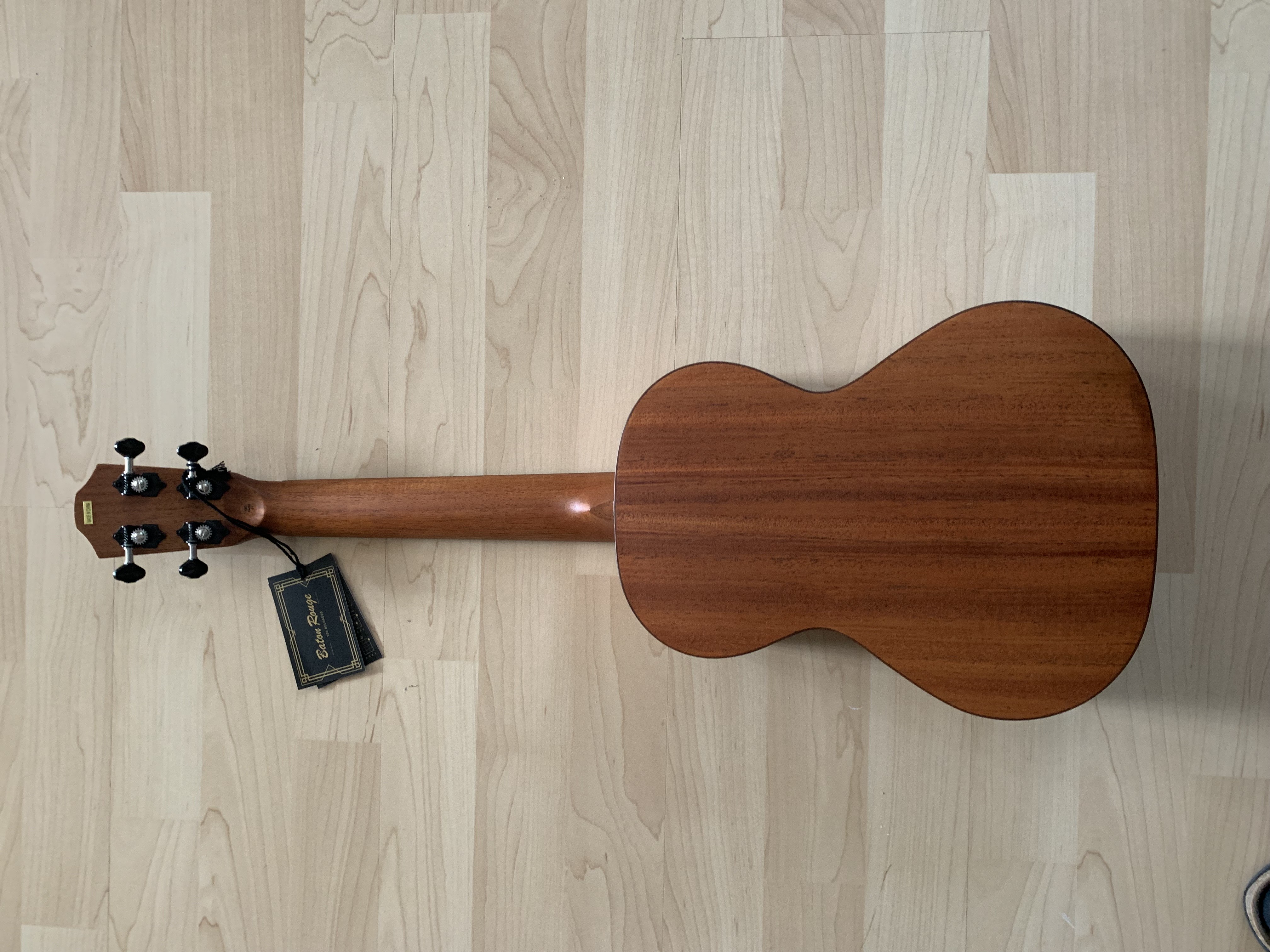 Tenor Ukulele mit massiver Sitka Fichtendecke + Gigbag