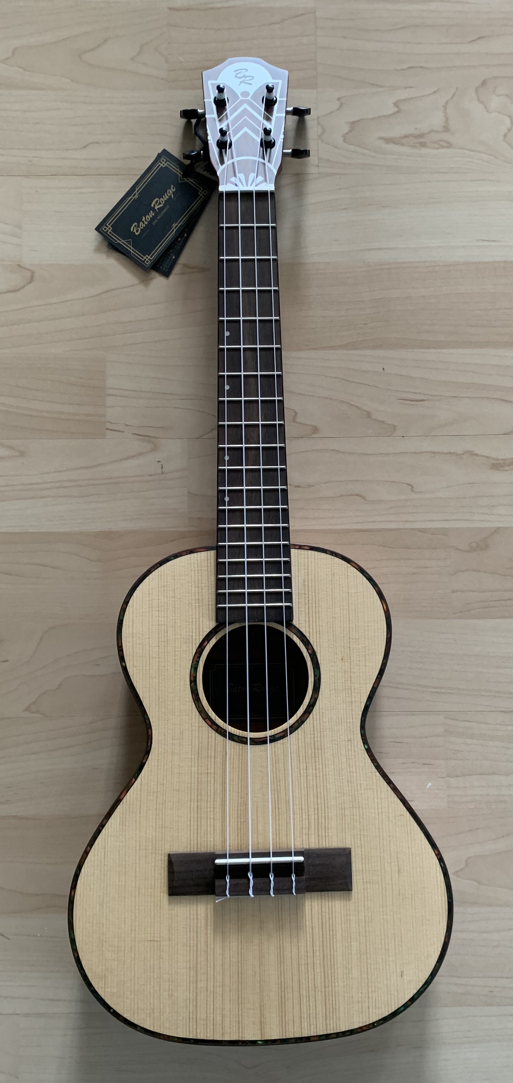Tenor Ukulele mit massiver Sitka Fichtendecke + Gigbag