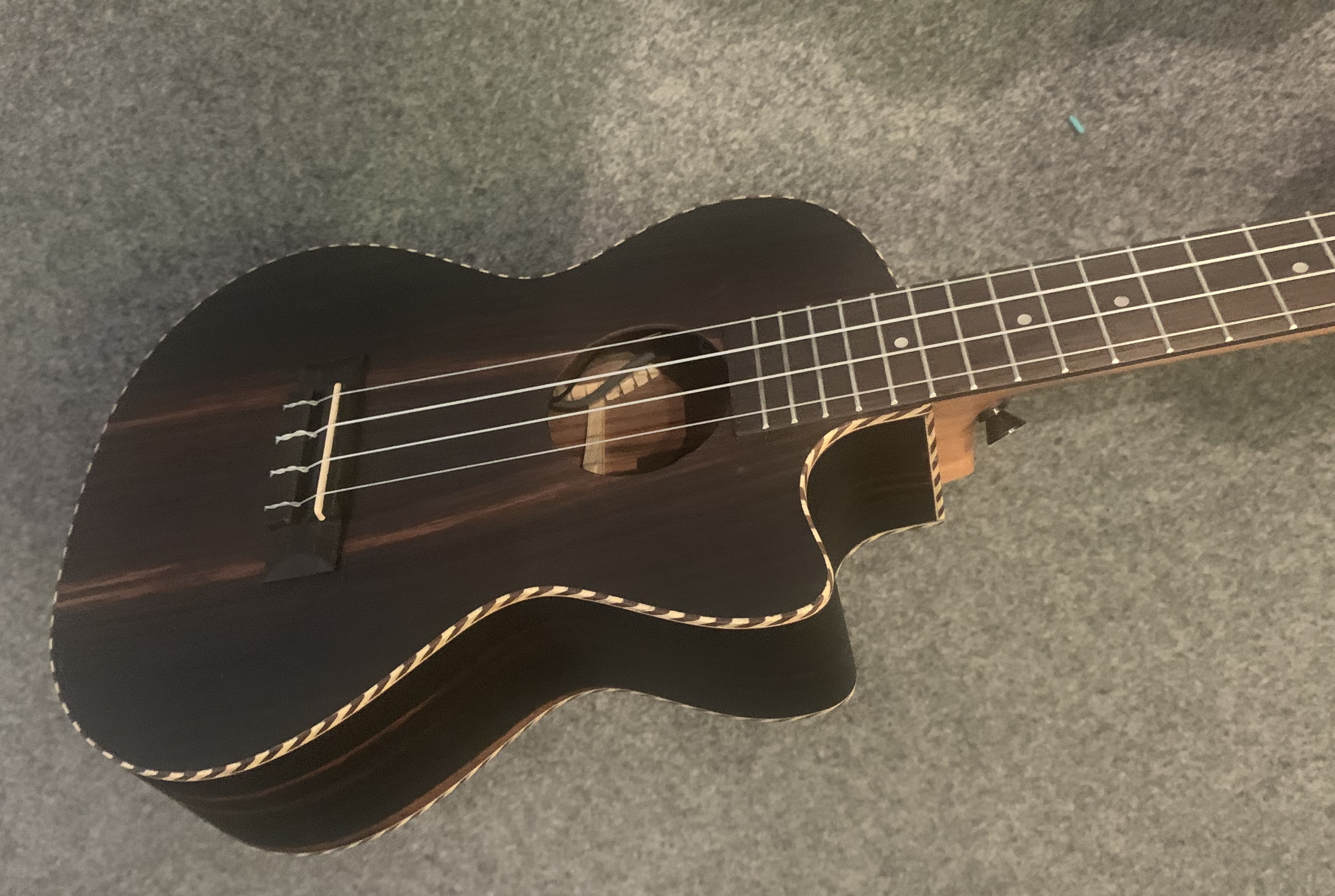 Koki`o Ebenholz Tenor Ukulele mit Tonabnehmer/Stimmgerät + Gigbag