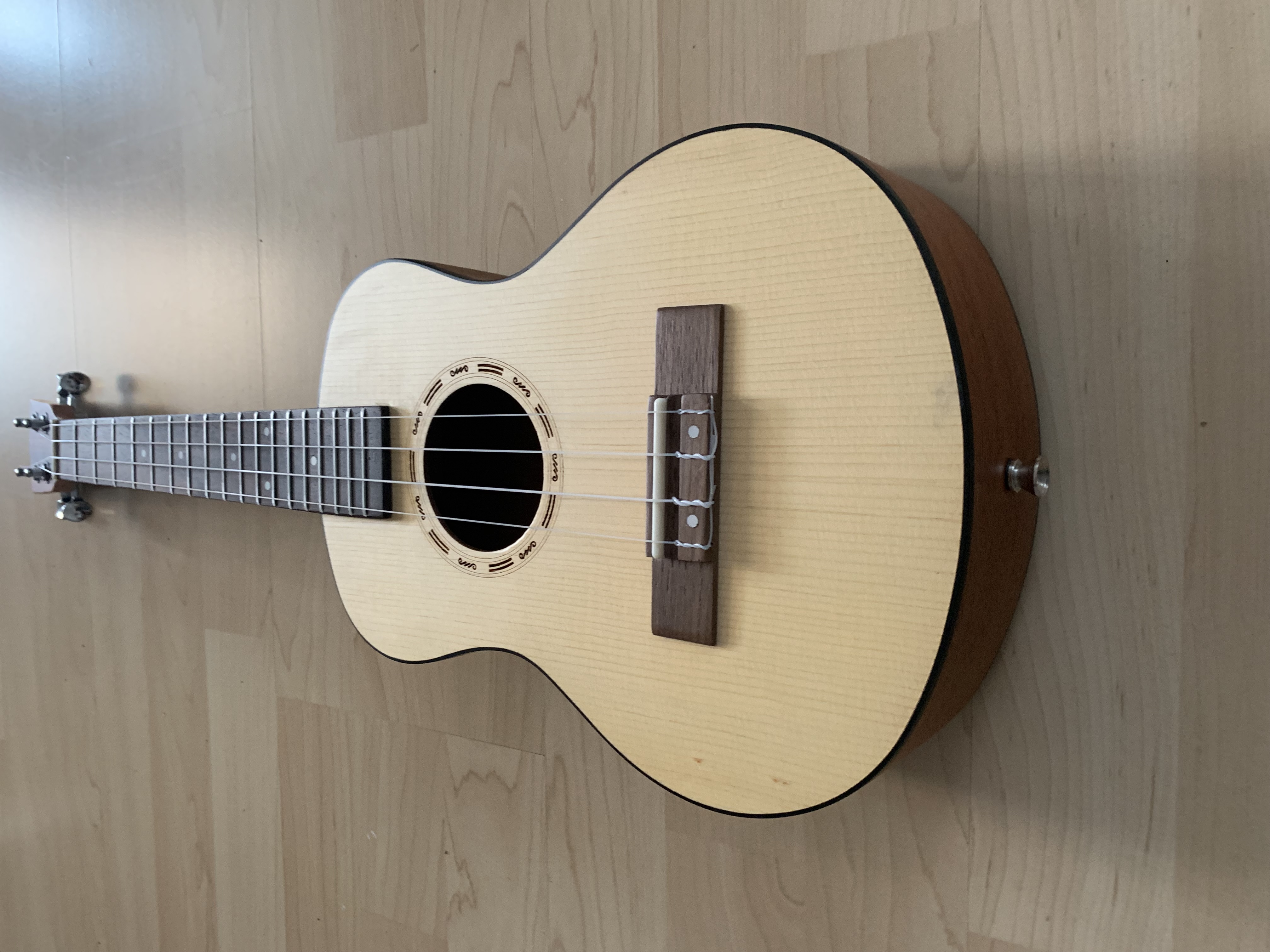 Tenor Ukulele - Fichte Mahagoni - mit Zubehör: Gigbag-Gurt-Filzplektren