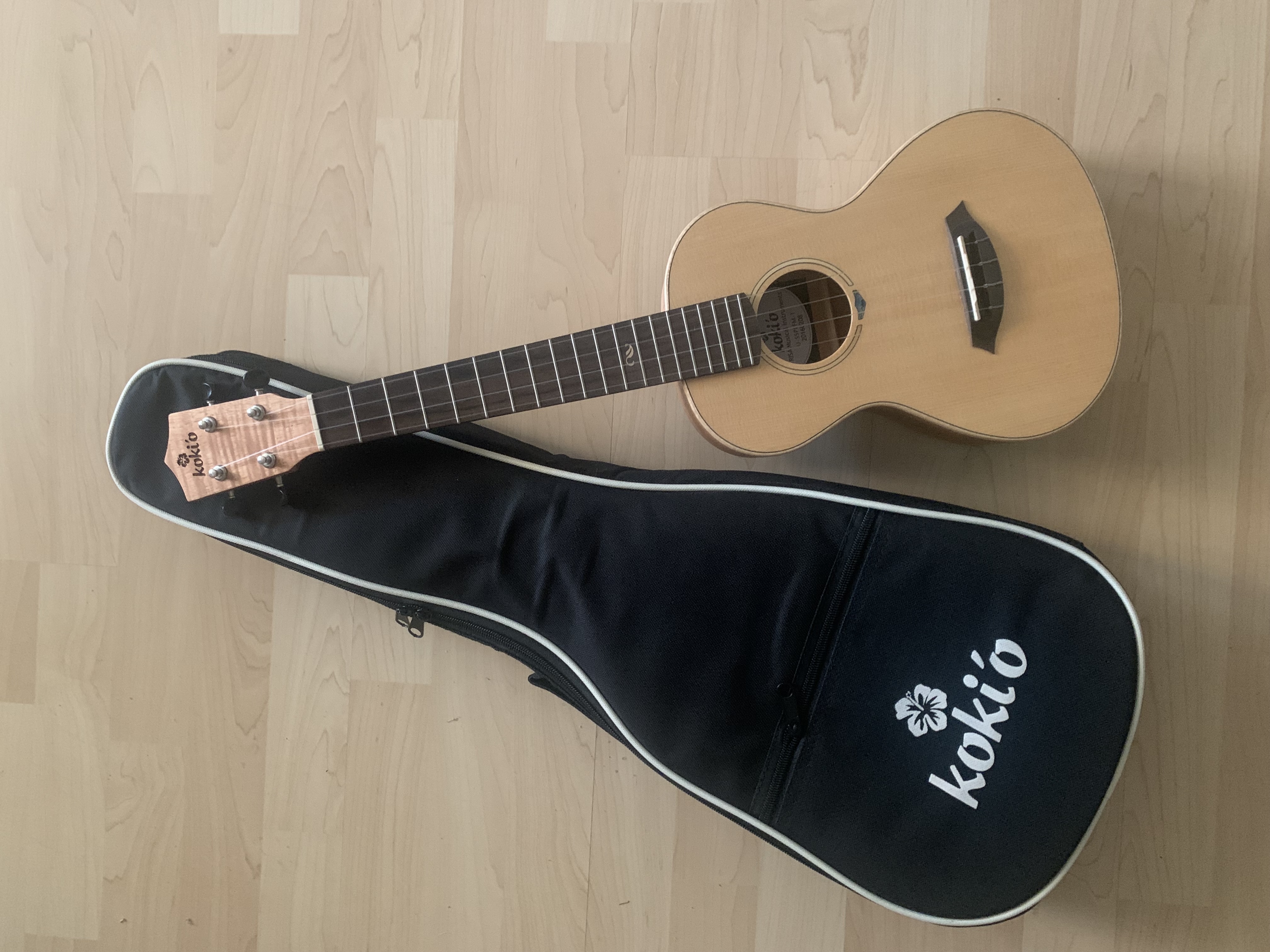koki´o Tenor Ukulele U-SSPLFM-T mit Gigbag - massive Fichtendecke