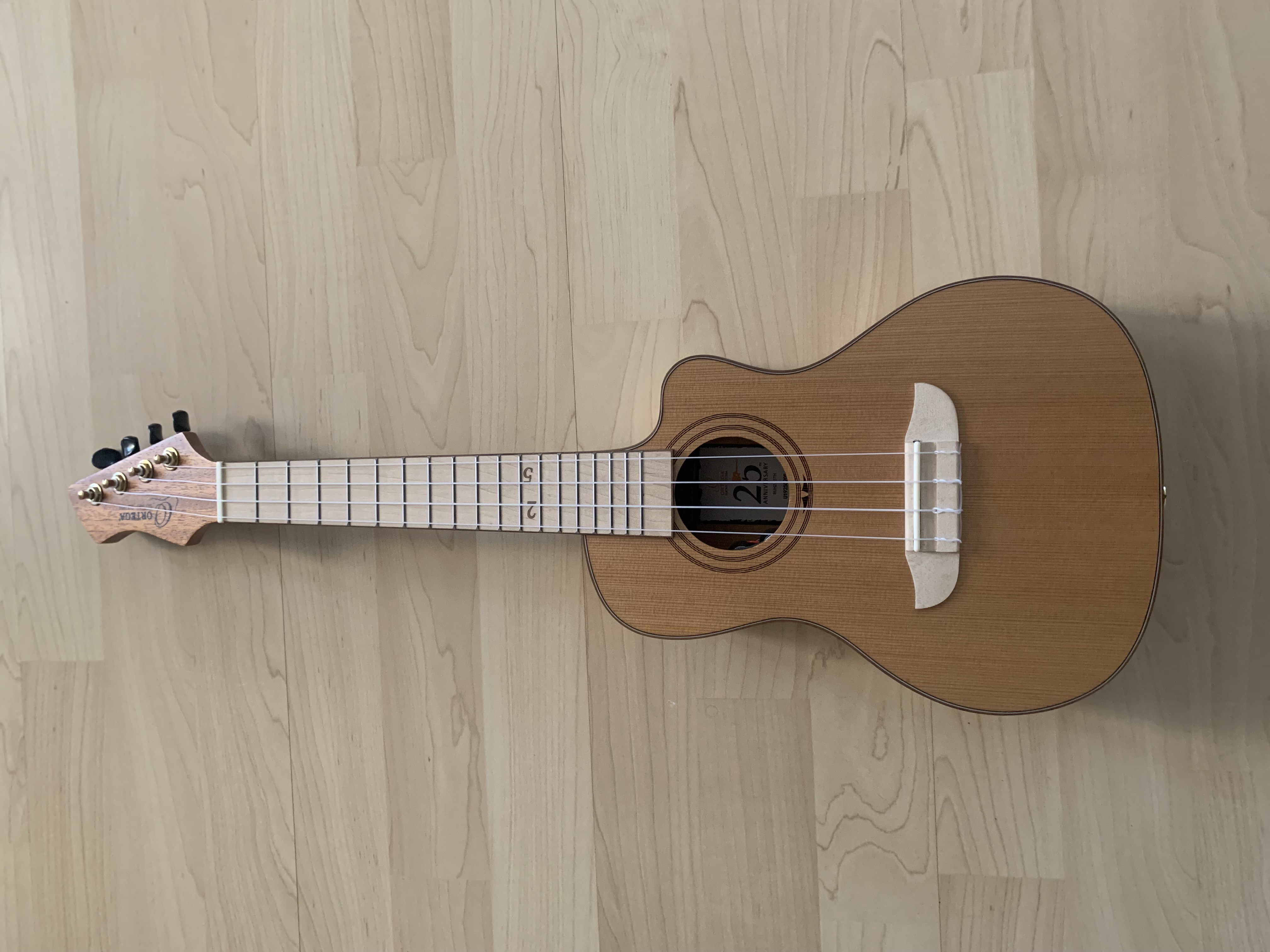 Ortega Konzert Ukulele UVP: 219.--Euro SP: 139.-- Euro mit Tonabnehmer + Gigbag