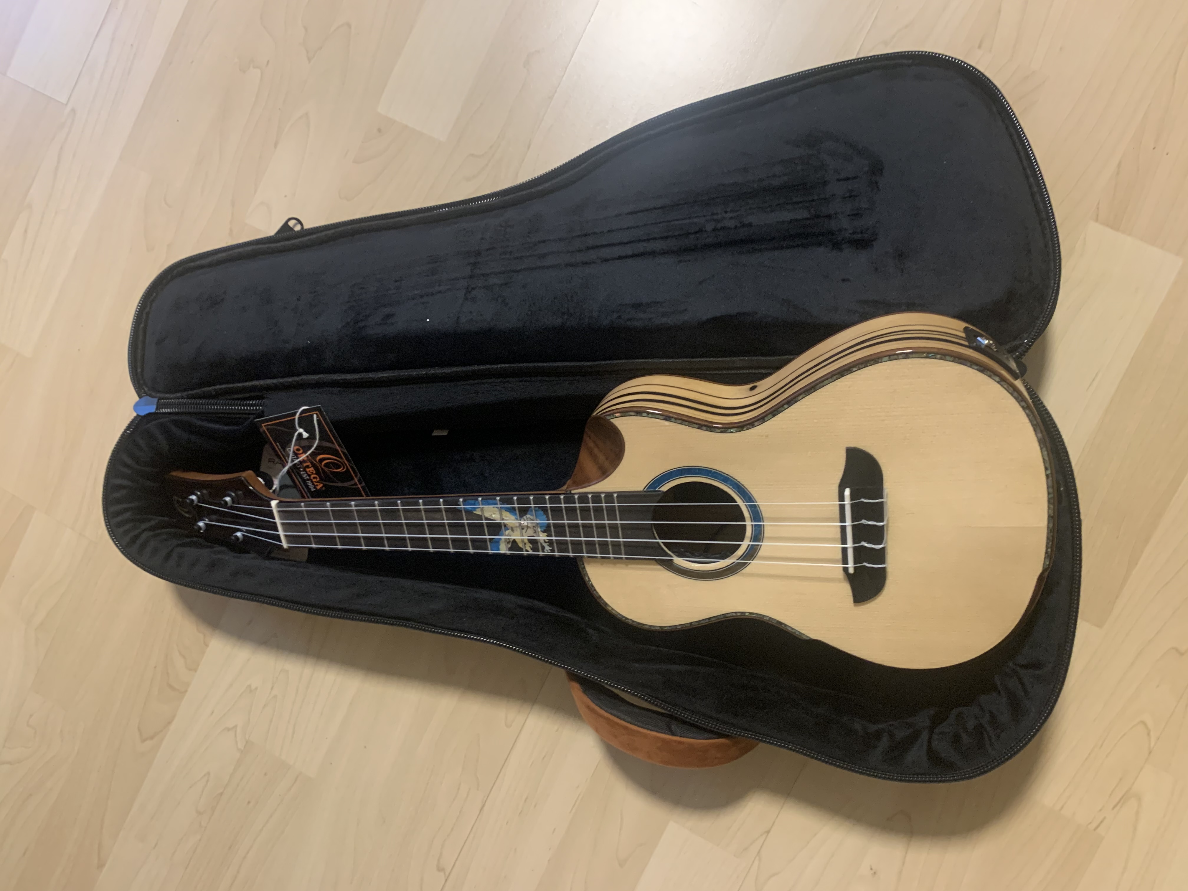 Ortega Konzert Ukulele EAGLESUITE mit Elite Gigbag UVP: 429.90 Euro SP: 299.--Euro