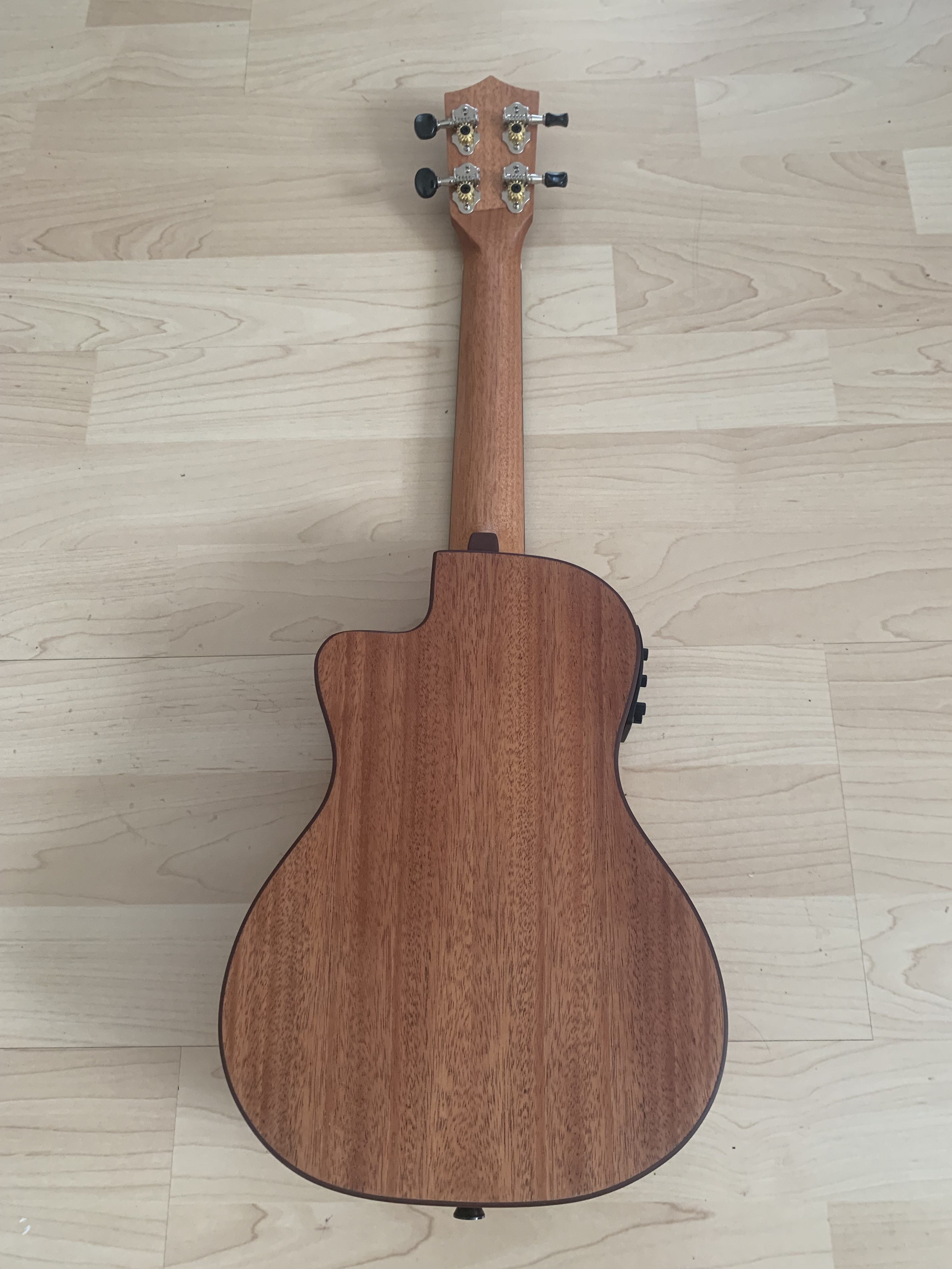 koki´o Konzert Ukulele mit Tonabnehmer + Gigbag  massive Mahagoni Decke + Gigbag