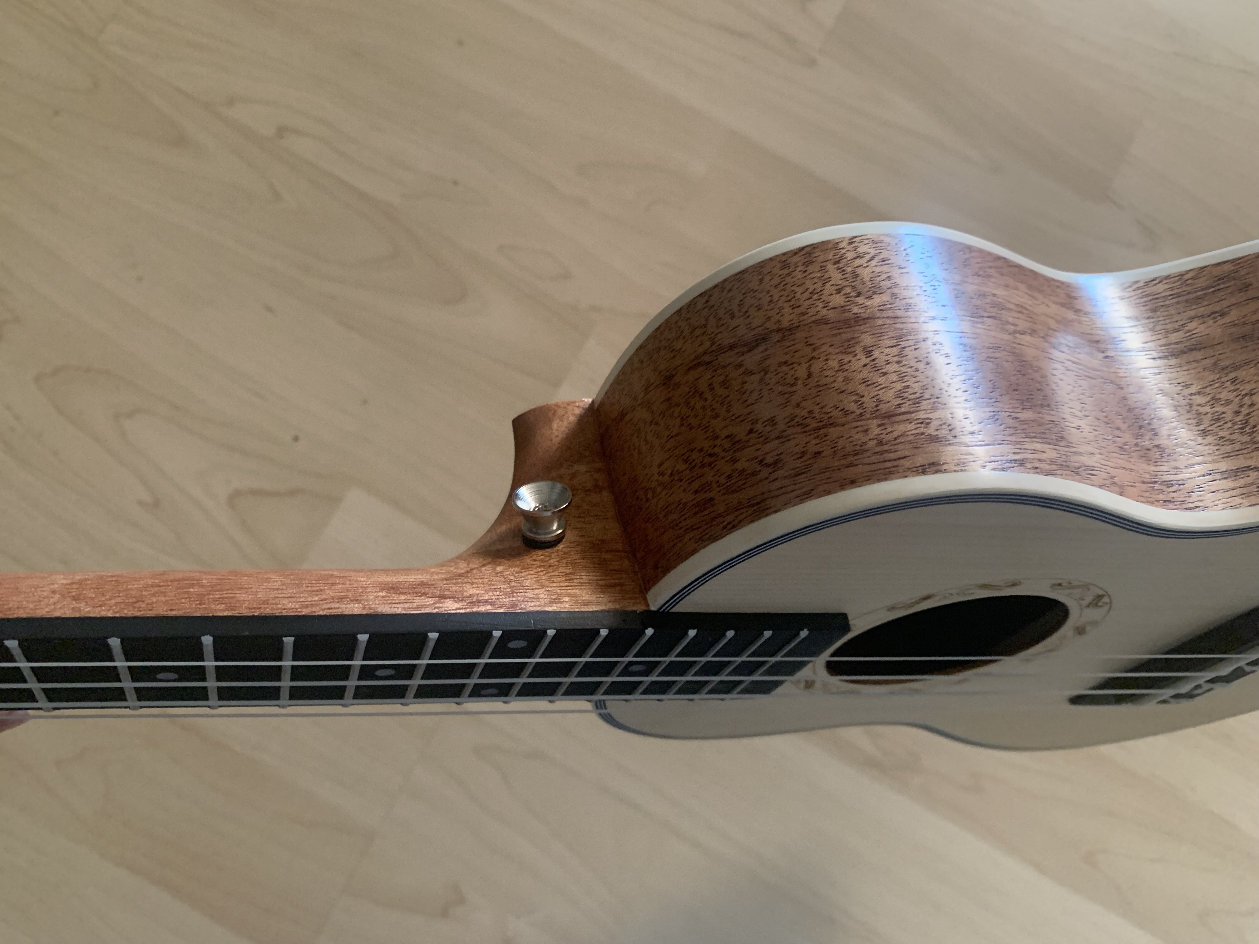 Konzert Ukulele mit massiver Fichtendecke + Zubehör zum Sonderpreis Konzert Ukulele mit massiver Fichtendecke + Zubehör zum Sonderpreis