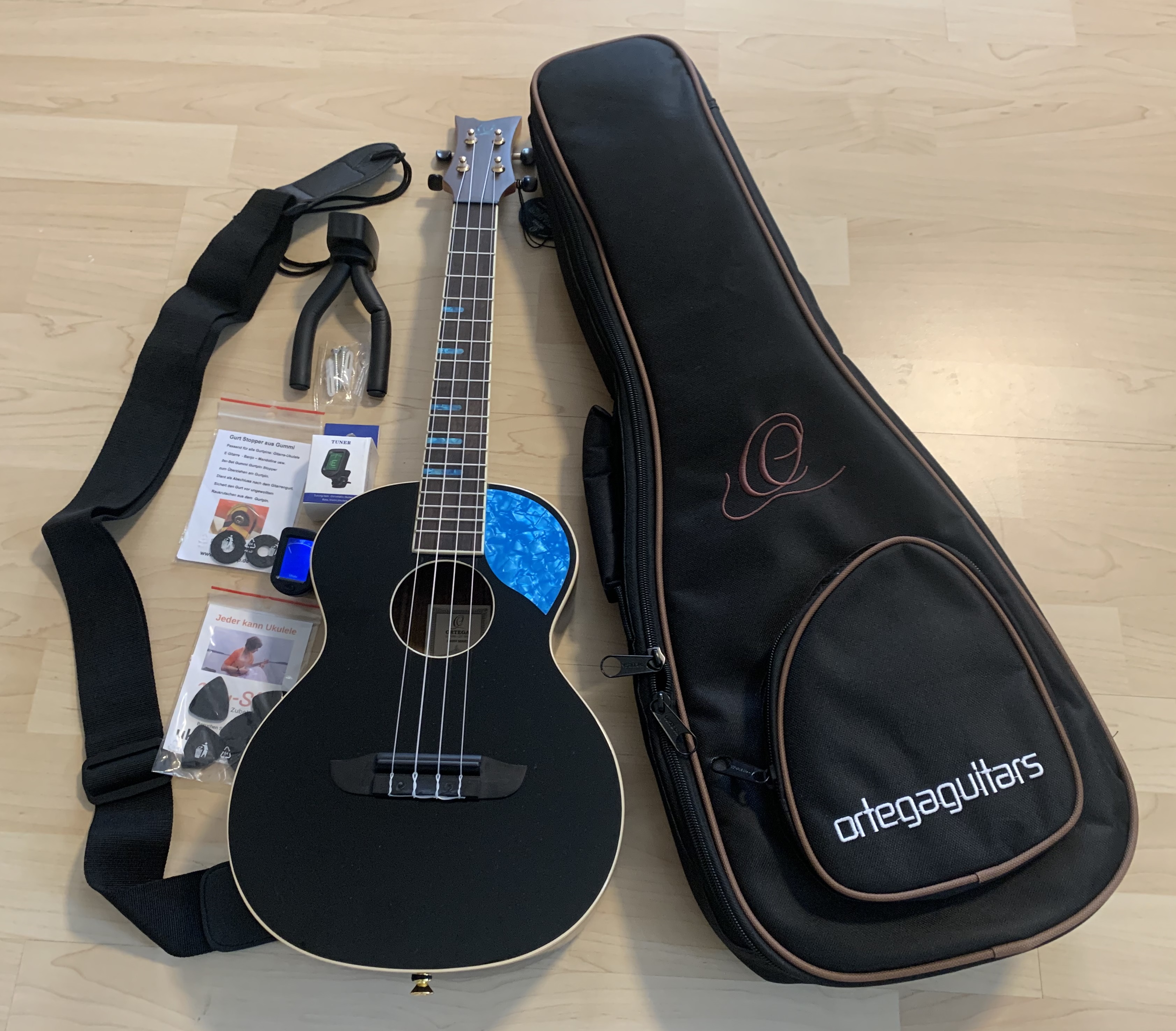 Ortega Tenor Ukulele mit Gigbag + Zubehör zum Sonderpreis