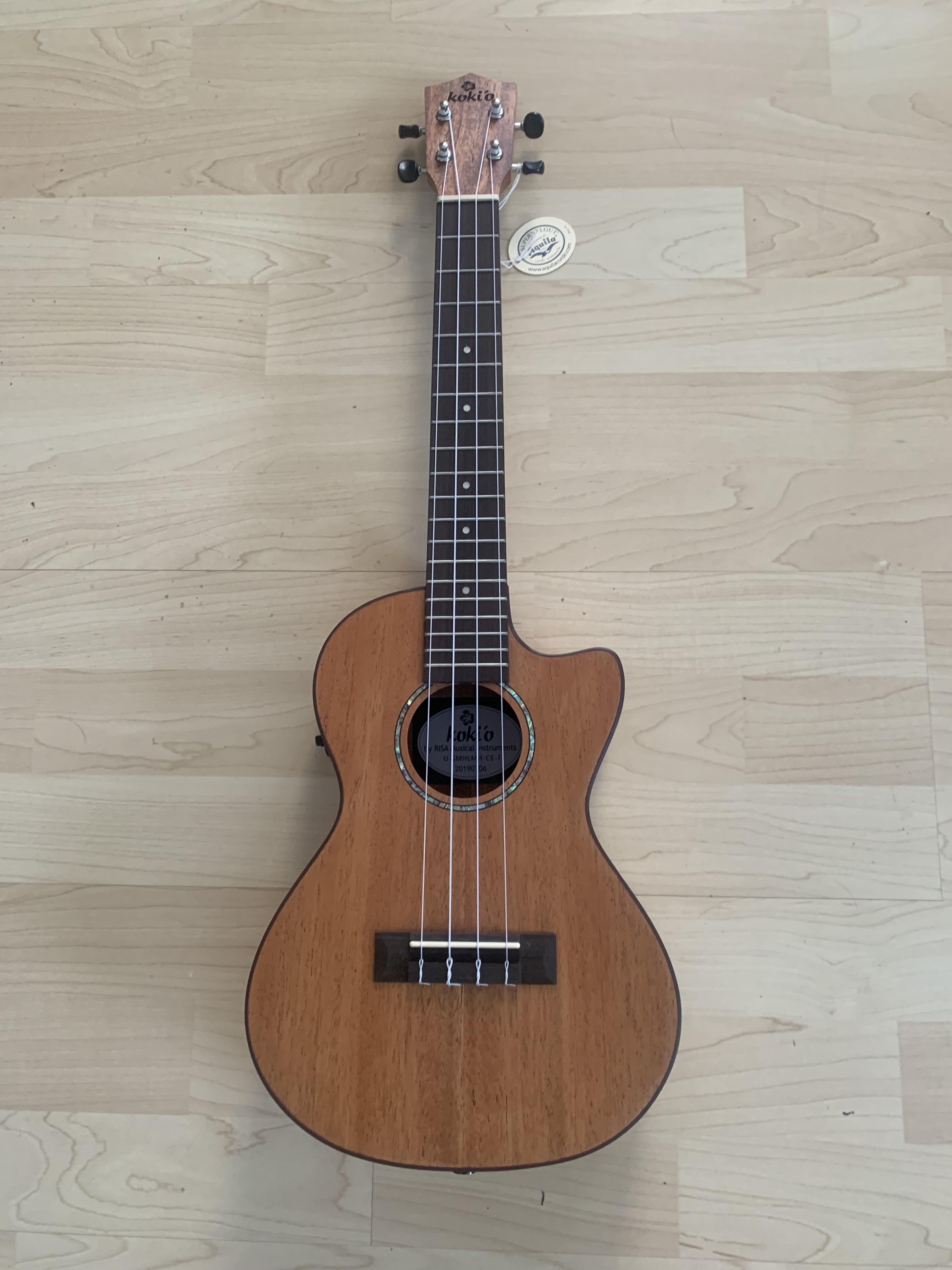 koki´o Tenor Ukulele mit Tonabnehmer + Gigbag massive Decke