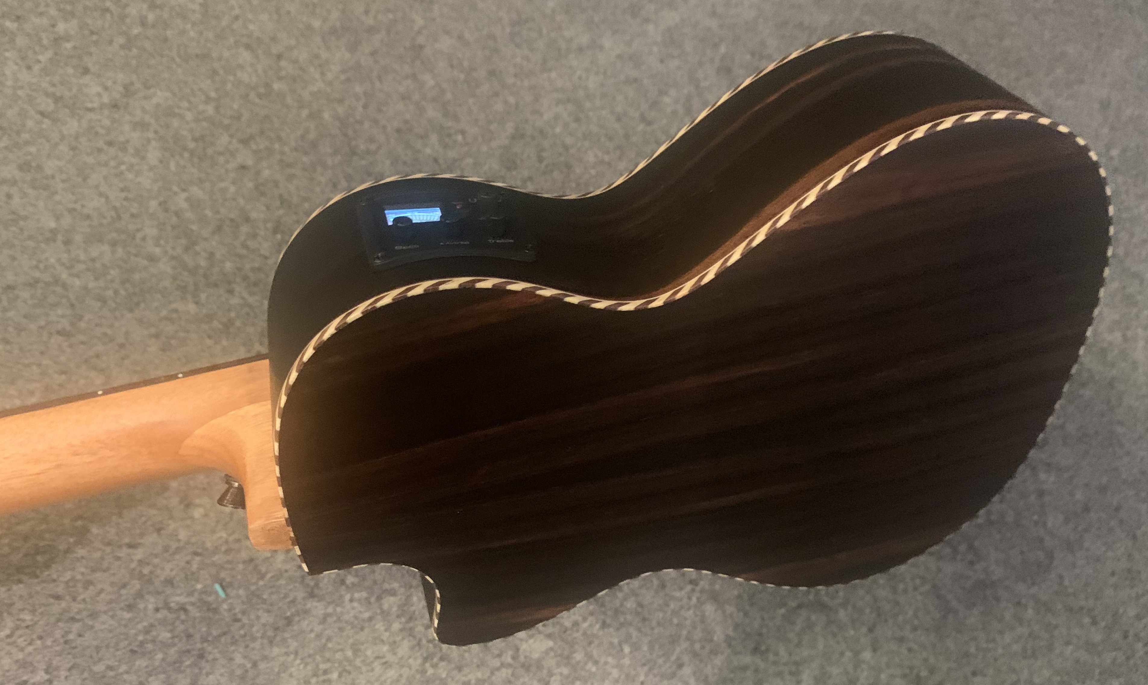 Koki`o Ebenholz Tenor Ukulele mit Tonabnehmer/Stimmgerät + Gigbag