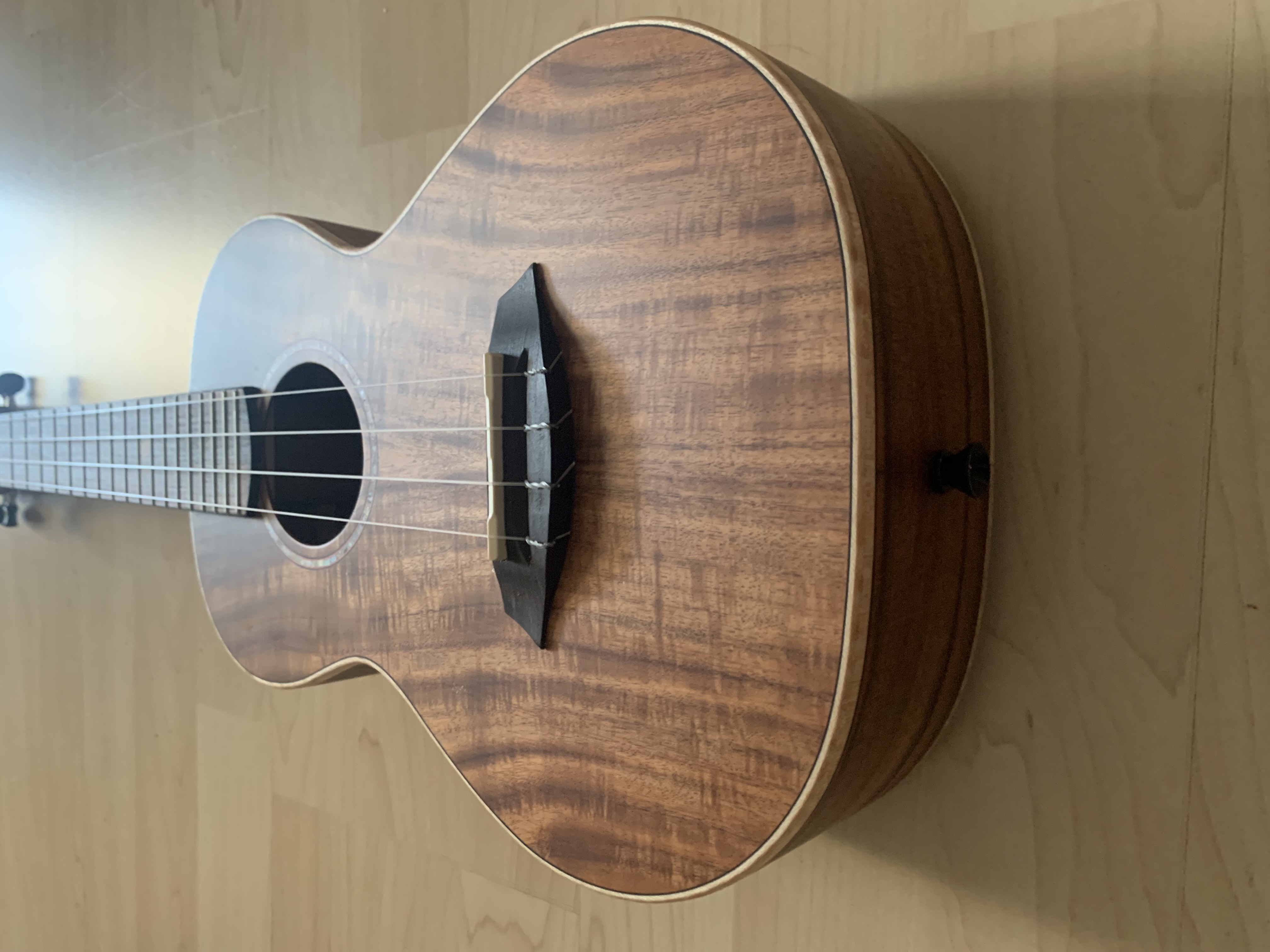 Tenor Ukulele aus KOA  mit massiver Decke + Gigbag