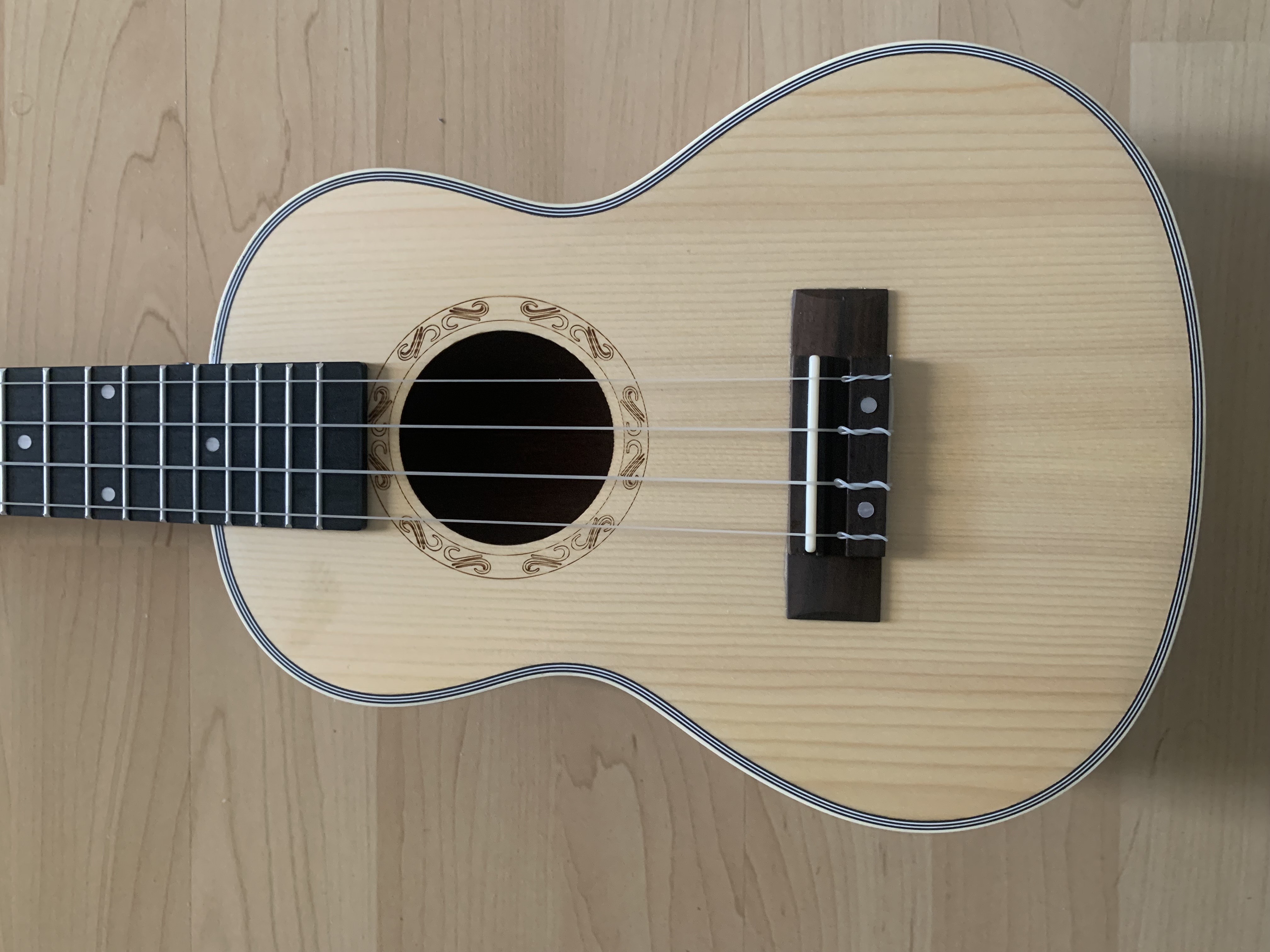 Konzert Ukulele mit massiver Fichtendecke + Zubehör zum Sonderpreis Konzert Ukulele mit massiver Fichtendecke + Zubehör zum Sonderpreis
