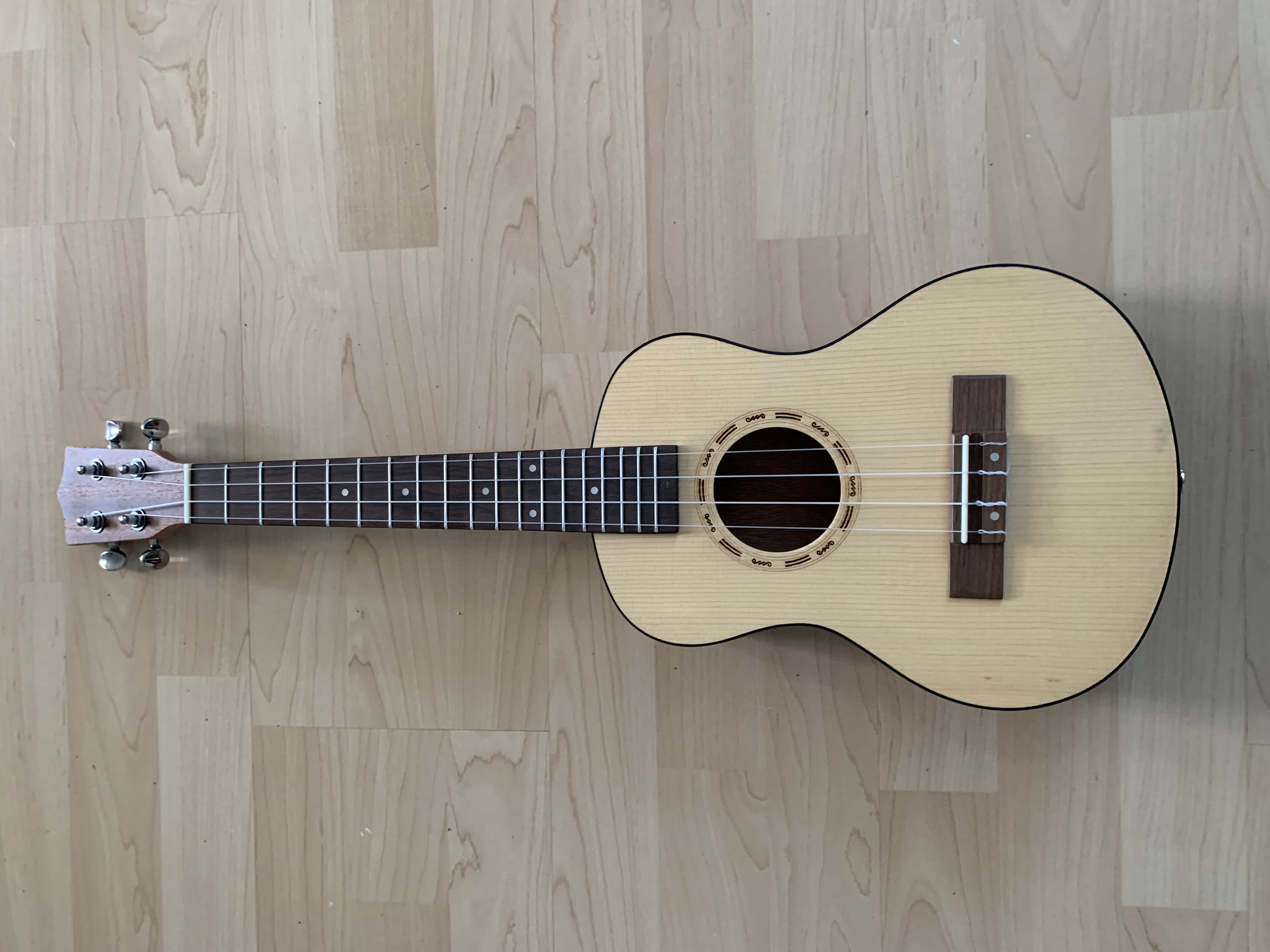 Tenor Ukulele - Fichte Mahagoni - mit Zubehör: Gigbag-Gurt-Filzplektren