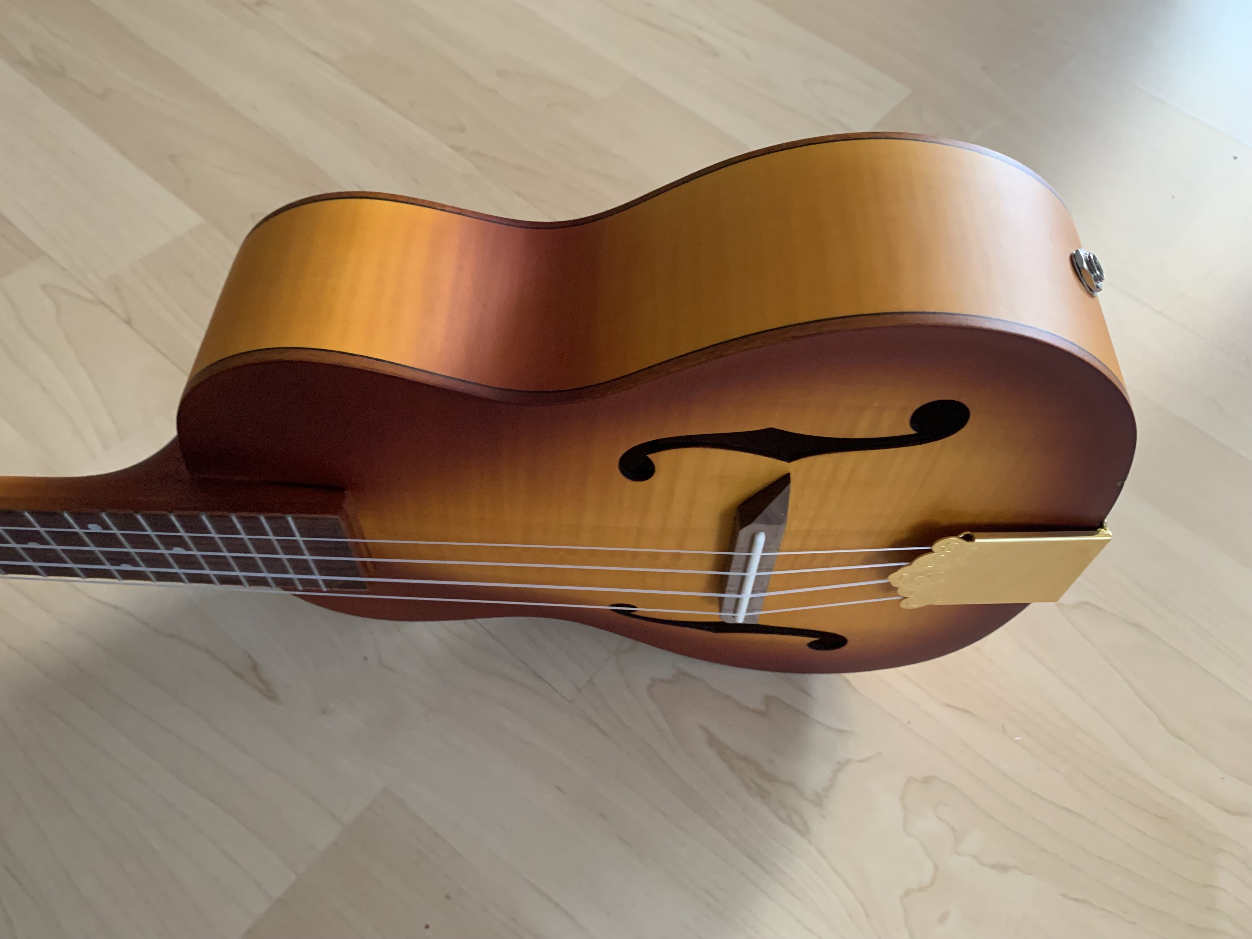Ortega Konzert Ukulele mit Tonabnehmer/Stimmgerät - Elite Gigbag - Gurt - Wandhaken Ortega Konzert Ukulele mit Tonabnehmer/Stimmgerät - Elite Gigbag - Gurt - Wandhaken