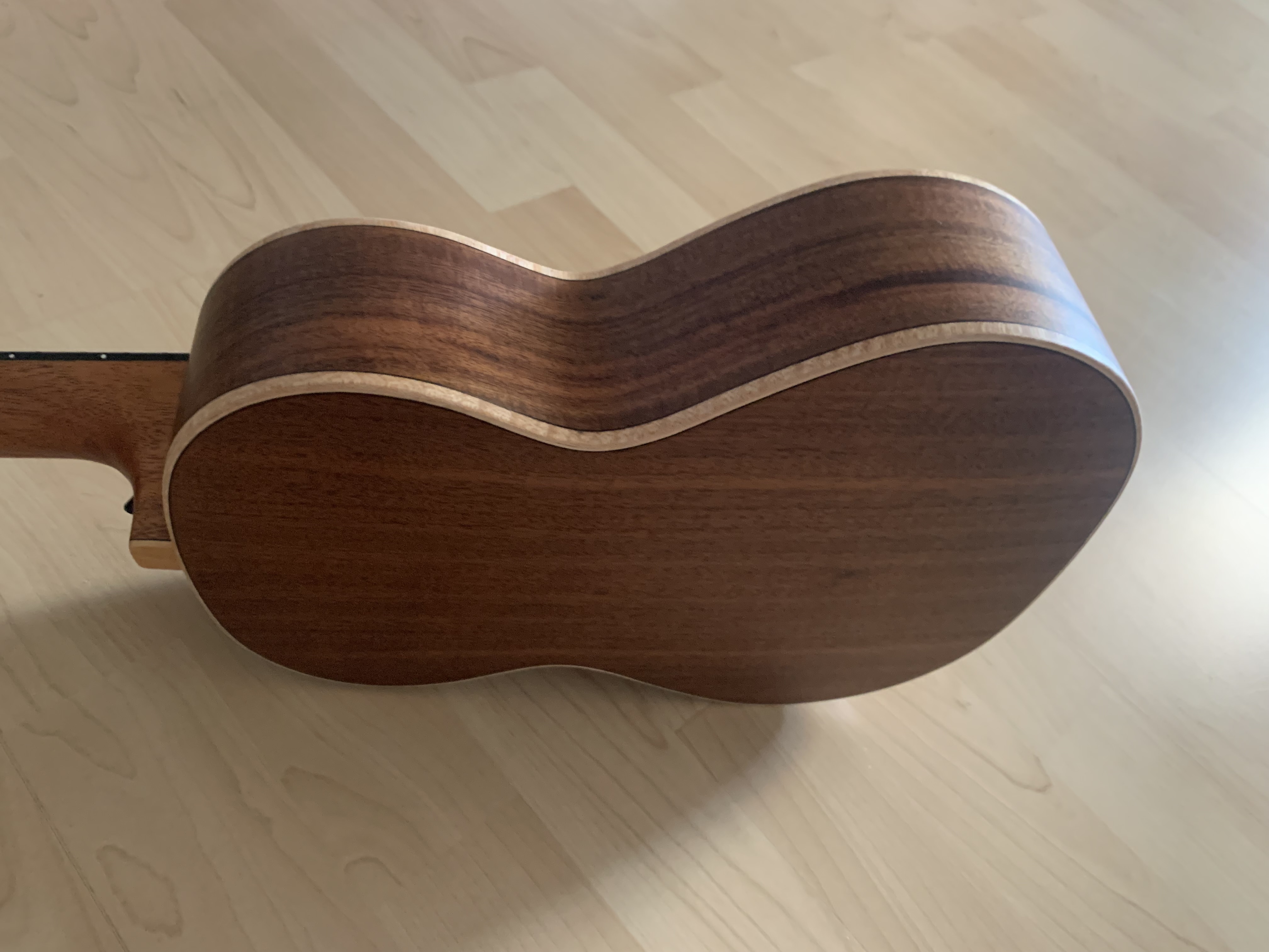 Tenor Ukulele aus KOA  mit massiver Decke + Gigbag