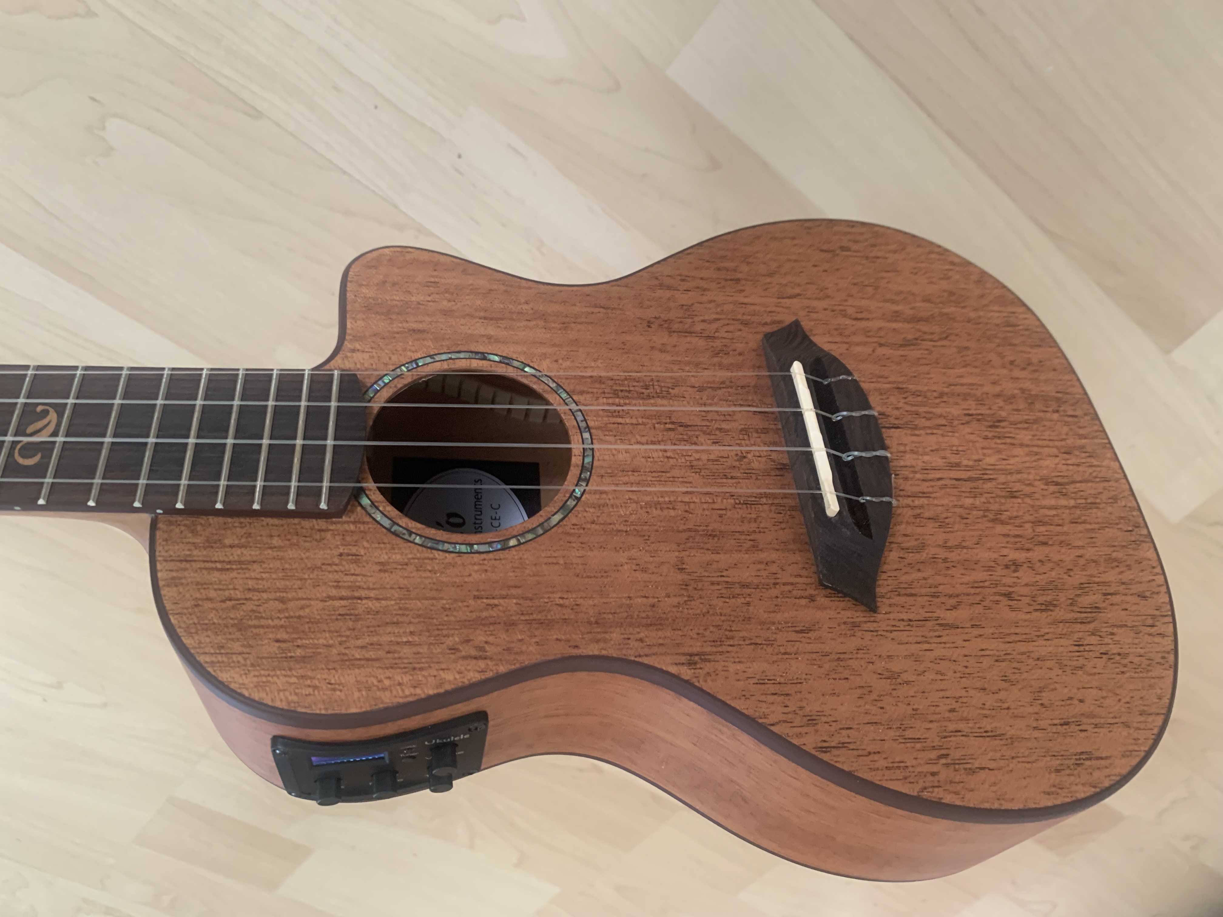 koki´o Konzert Ukulele mit Tonabnehmer + Gigbag  massive Mahagoni Decke + Gigbag