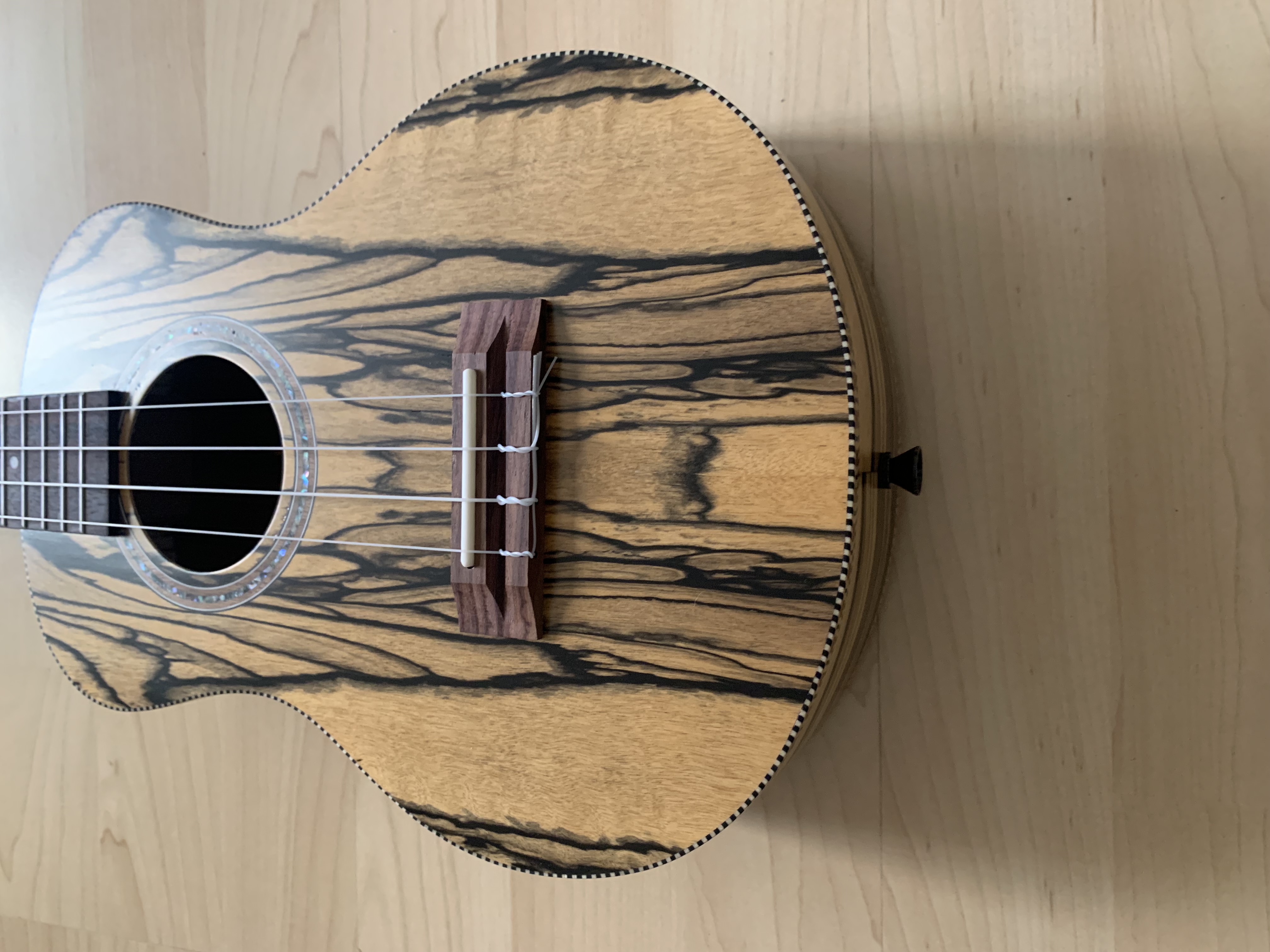 Tenor Ukulele 26" aus schwarz-weißem Ebenholz zum Sonderpreis