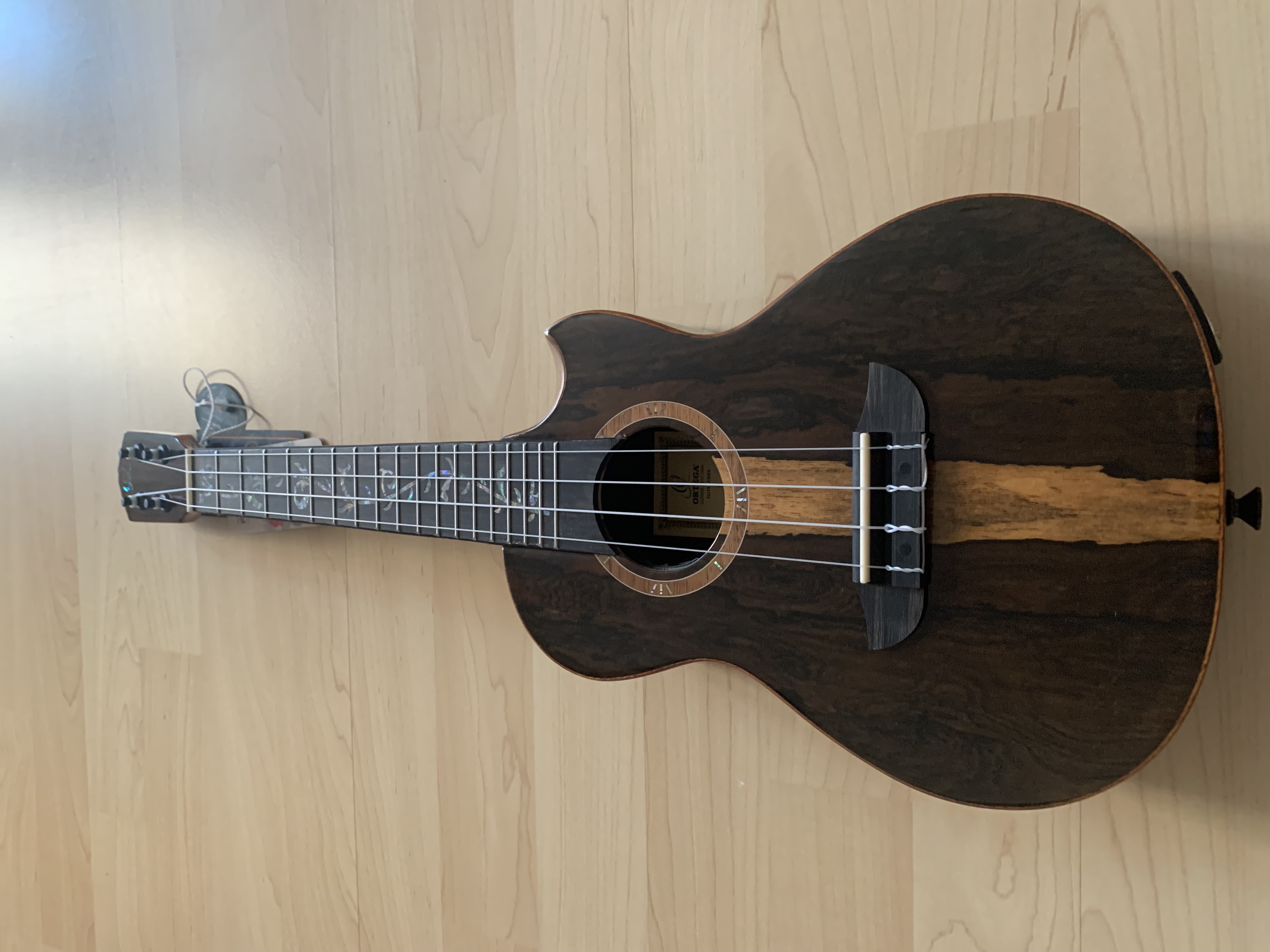 Ortega Konzert Ukulele RUET-ZC Elite mit Tonabnehmer und Gigbag